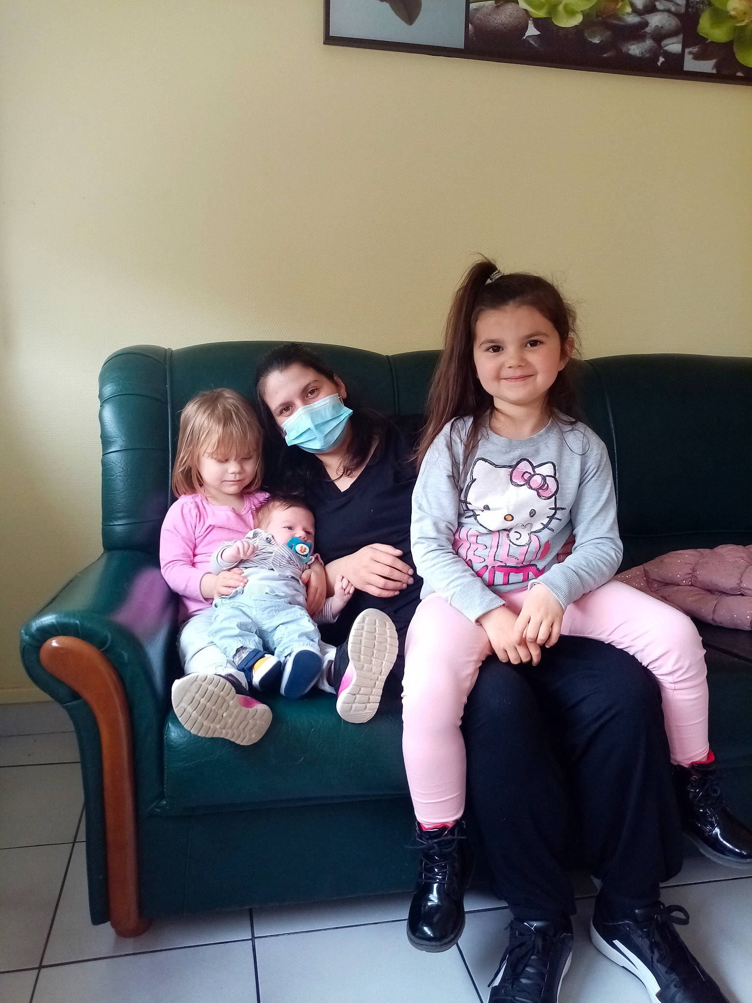 Ilyana a rejoint le concours — aidez-le/la à gagner de superbes lots ! comfort, couch, face, fun, furniture, happy, interaction, joy, lap, leg, leisure, living_room, person, photograph, picture_frame, pink, purple, shoe, skin, sock