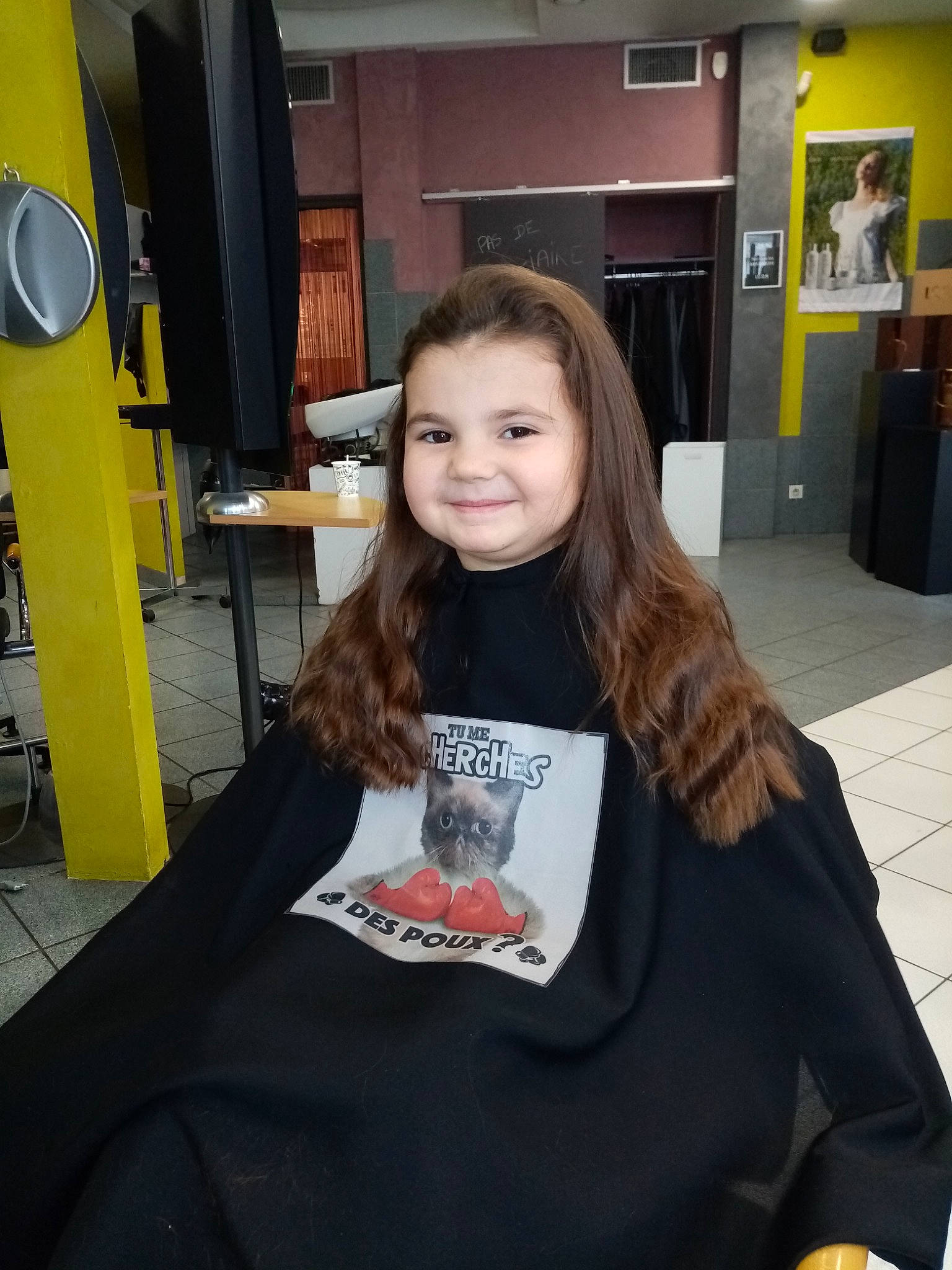 Ilyana participe au concours pour gagner de l'argent avec cette photo : brown_hair, chair, child, event, flooring, fun, hair_coloring, hairstyle, joint, joy, layered_hair, person, recreation, room, sleeve, smile, sportswear, standing, street_fashion, t_shirt