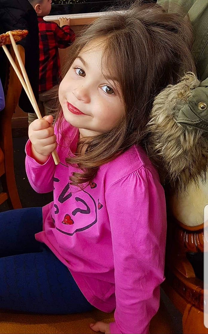 Cindy participe au concours pour gagner de l'argent avec cette photo : beauty, brown_hair, cheek, child, child_model, daughter, ear, eye, hair, hairstyle, lip, long_hair, nose, outerwear, person, pink, skin, smile, toddler