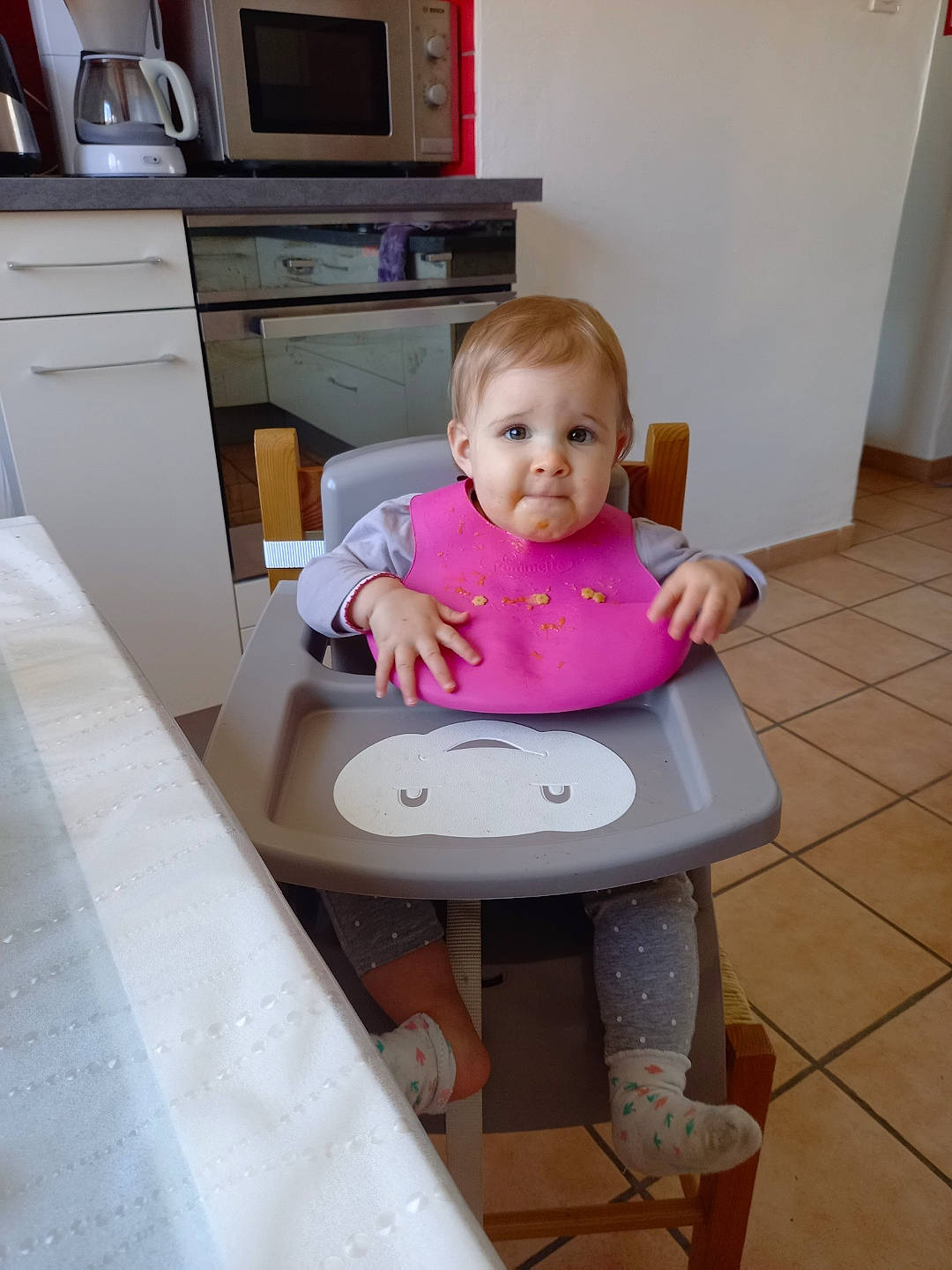 Chloé a rejoint le concours — aidez-le/la à gagner de superbes lots ! baby, baby_toddler_clothing, cabinetry, chair, child, comfort, drawer, electronic_device, flooring, home_appliance, kitchen, kitchen_appliance, major_appliance, material_property, microwave_oven, person, room, standing, t_shirt, table