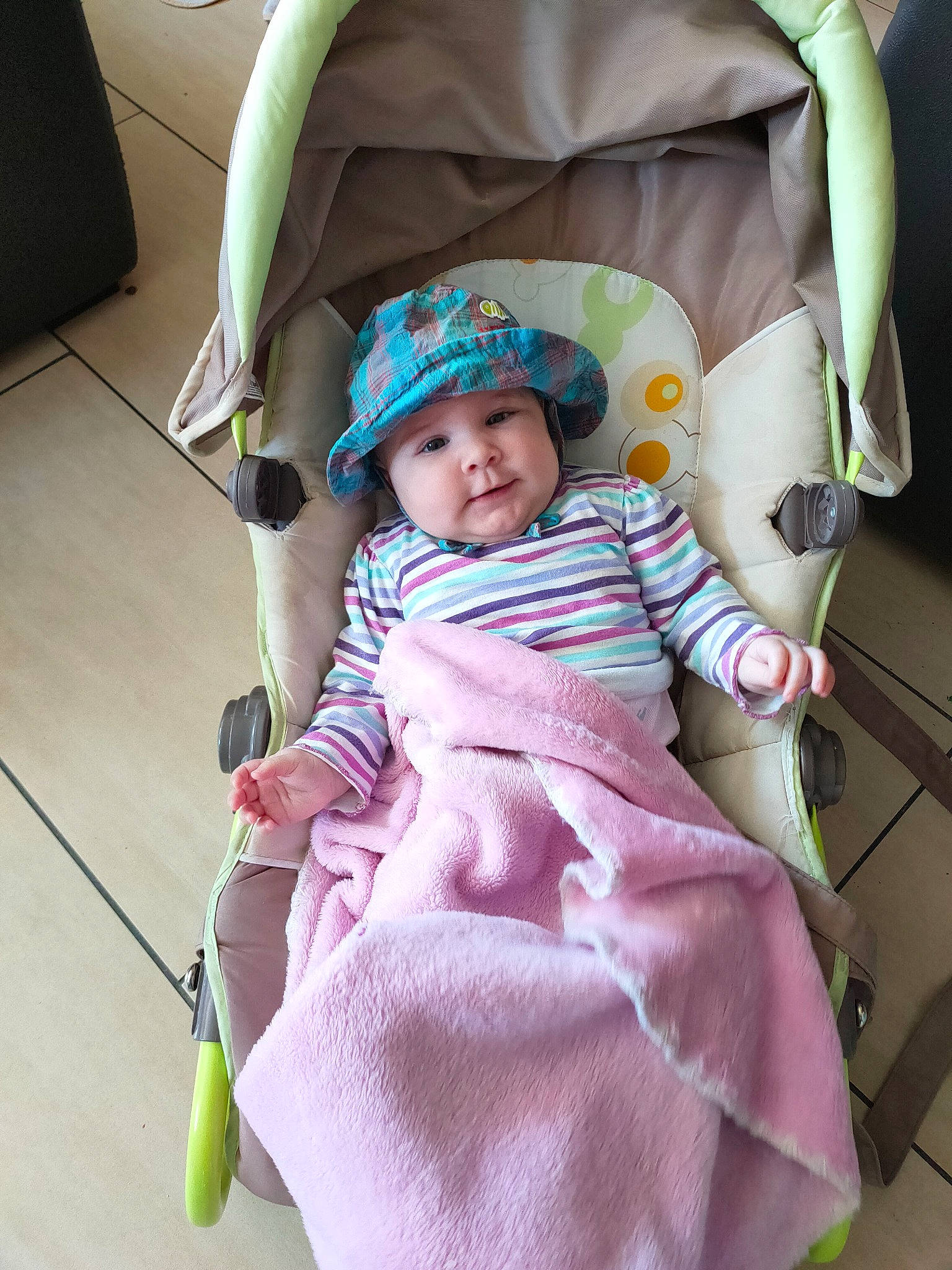 Chloé a rejoint le concours — aidez-le/la à gagner de superbes lots ! baby, baby_carriage, baby_products, baby_safety, baby_toddler_clothing, car_seat, cheek, child, comfort, fashion_accessory, green, happy, headwear, magenta, person, pink, product, sitting, skin, sleeve