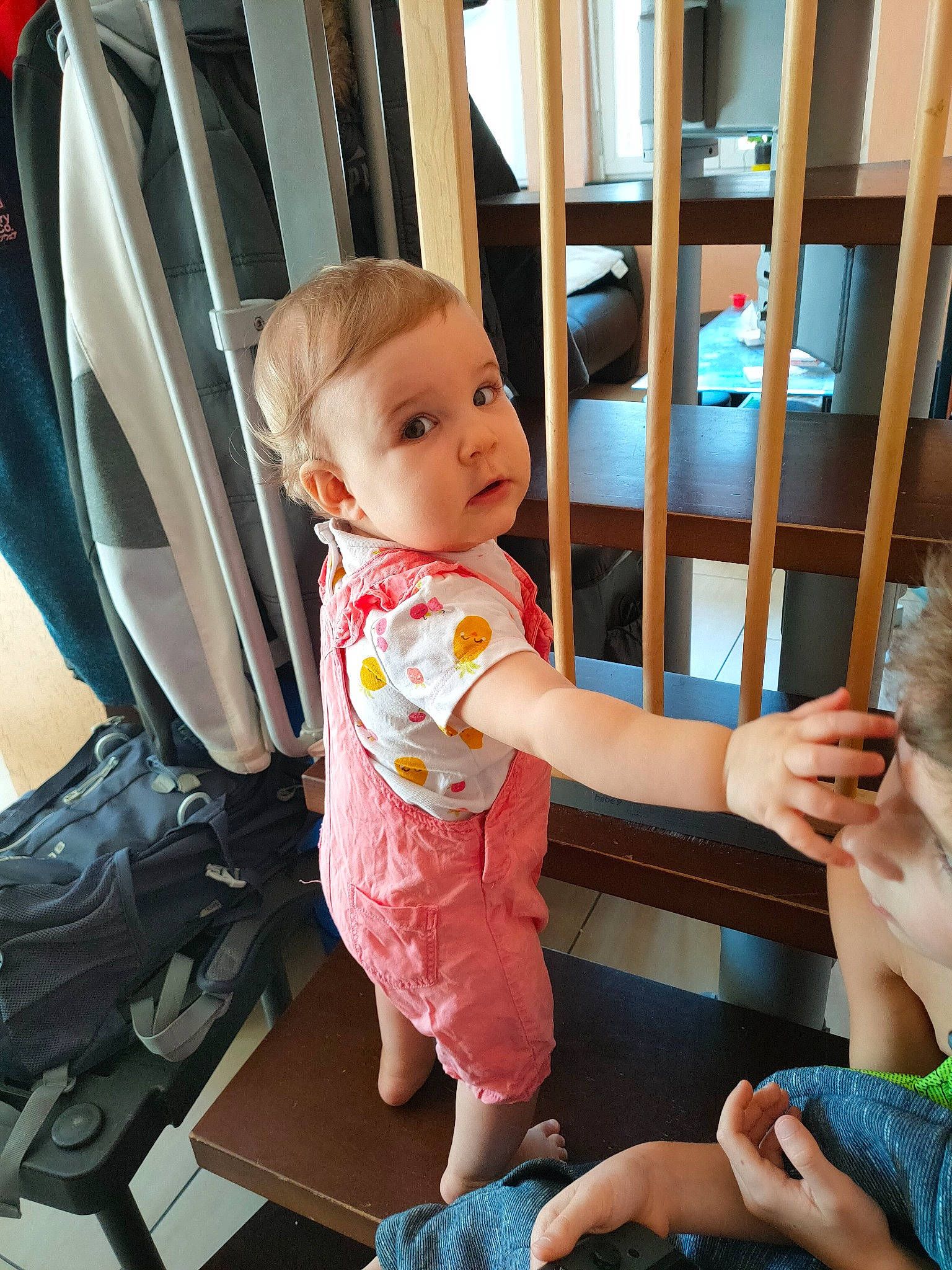 Chloé a rejoint le concours — aidez-le/la à gagner de superbes lots ! auto_part, automotive_exterior, baby_toddler_clothing, barefoot, child, comfort, family_car, fun, gesture, happy, human_leg, joint, leg, leisure, person, product, sitting, thigh, thumb, toddler