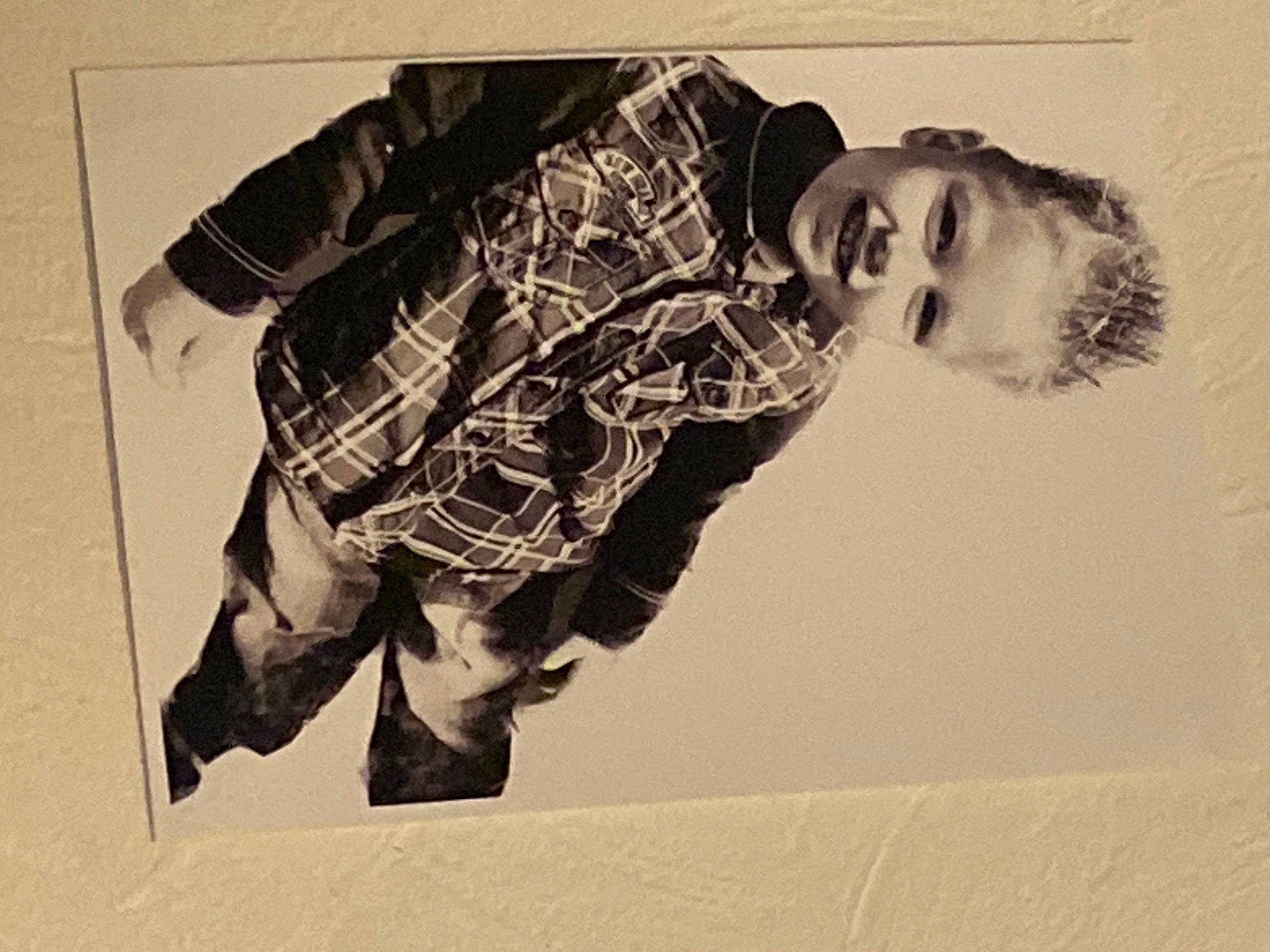 Ryley a rejoint le concours — aidez-le/la à gagner de superbes lots ! art, denim, eyewear, fashion_accessory, flash_photography, font, fun, gesture, human_leg, joy, knee, monochrome, monochrome_photography, pattern, person, shadow, sleeve, t_shirt, tints_and_shades, vintage_clothing