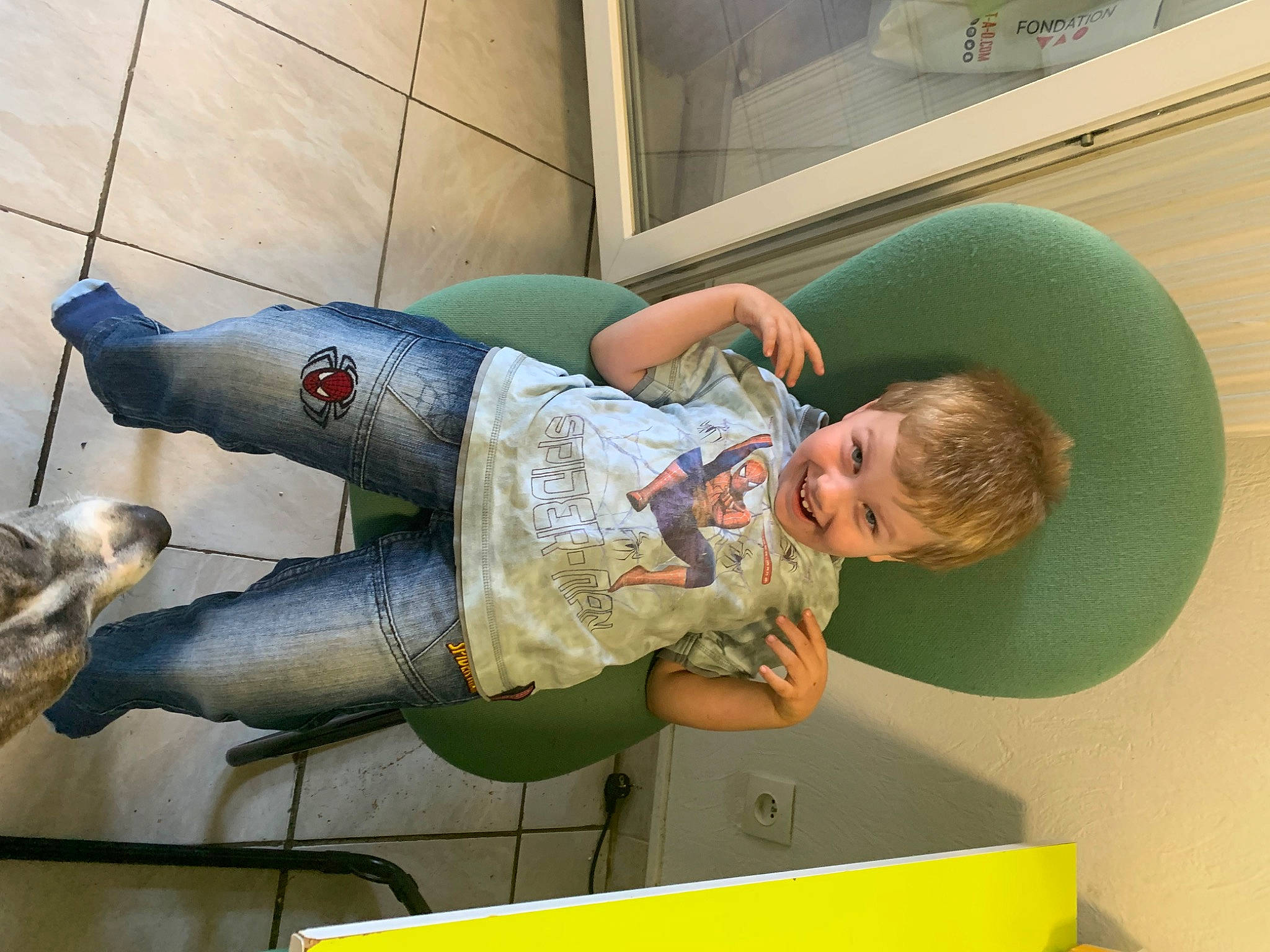 Ryley a rejoint le concours — aidez-le/la à gagner de superbes lots ! arm, baby, baby_toddler_clothing, child, comfort, elbow, fun, joy, knee, leisure, person, room, sitting, t_shirt, toddler