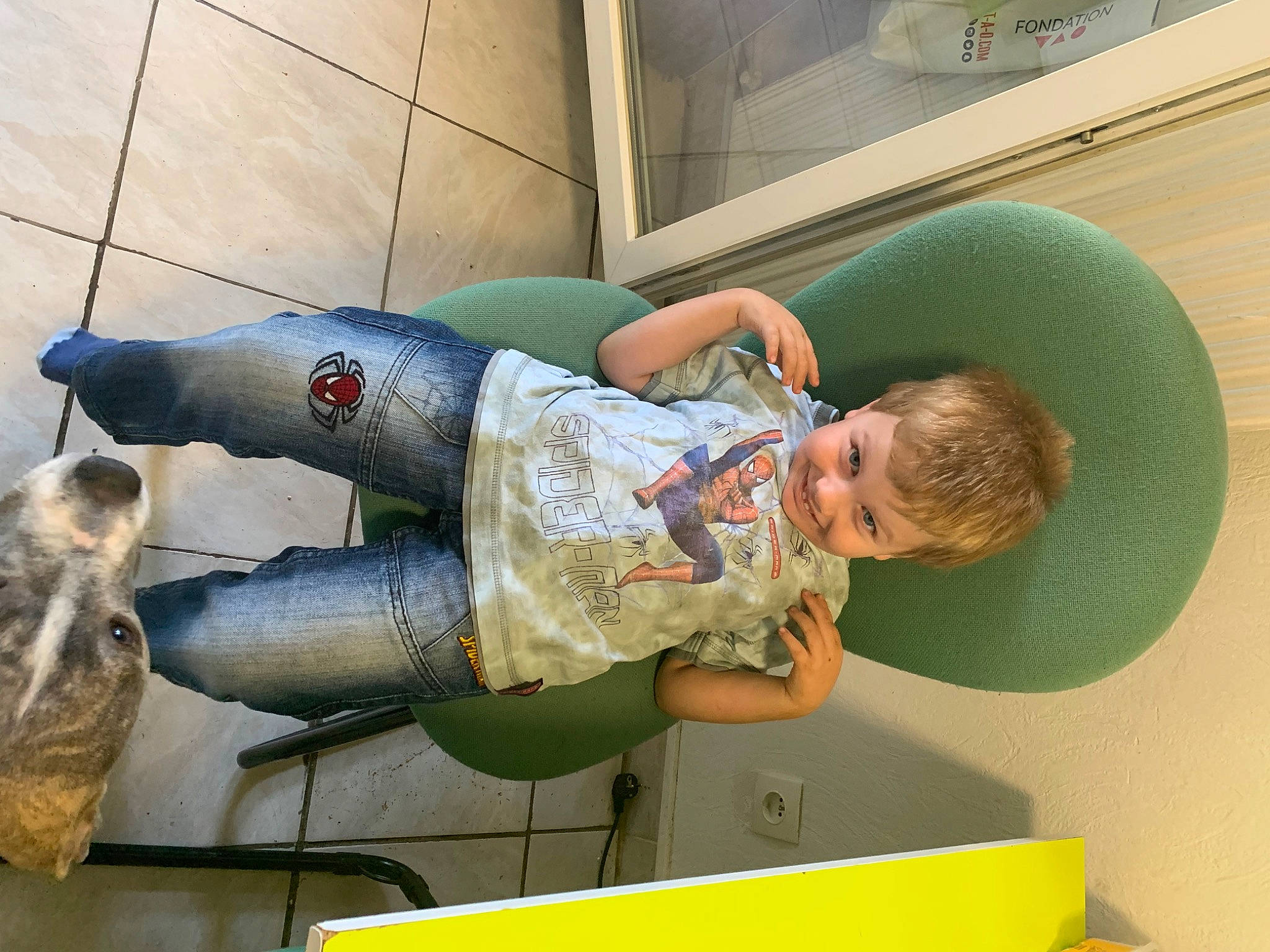 Ryley a rejoint le concours — aidez-le/la à gagner de superbes lots ! baby, child, comfort, elbow, fun, human_leg, joy, knee, leisure, mammal, person, room, sitting, t_shirt, toddler, yellow