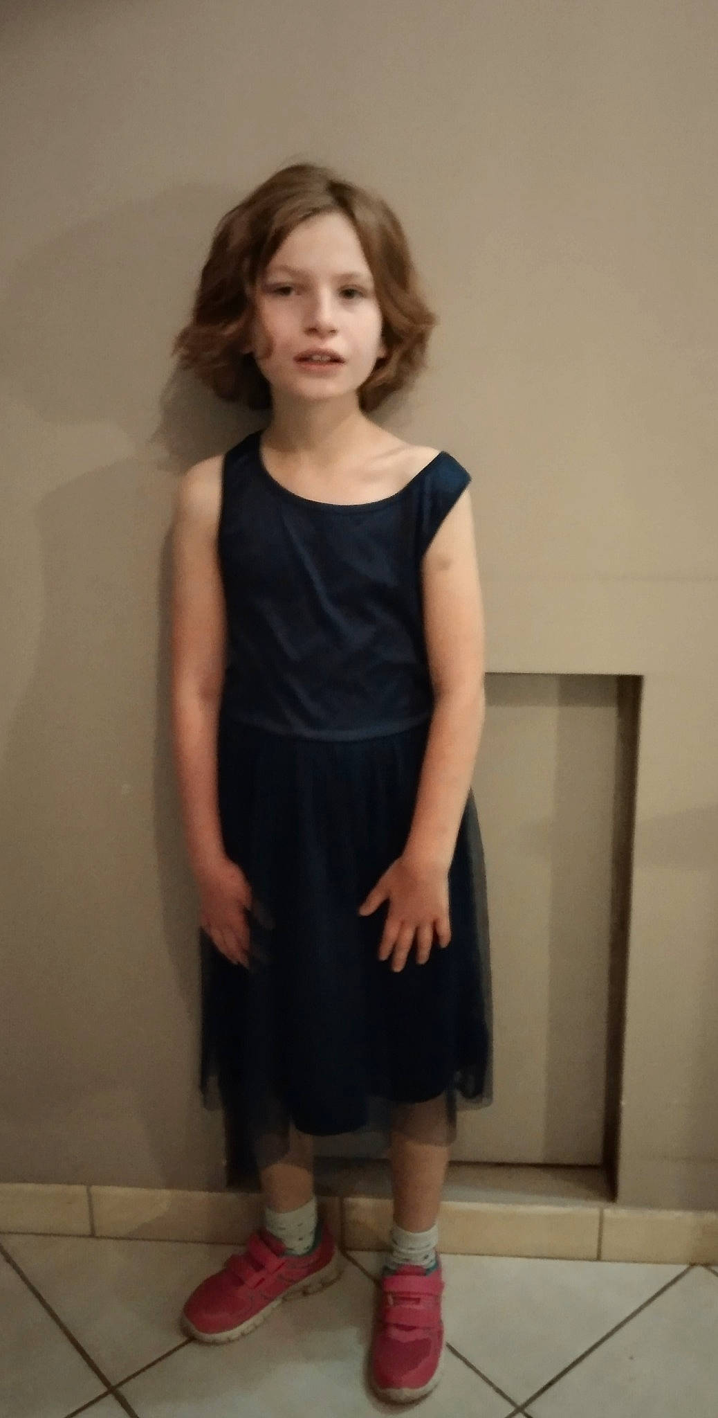 Sérena participe au concours pour gagner de l'argent avec cette photo : child, day_dress, electric_blue, fashion_design, flash_photography, formal_wear, gesture, hair, head, human_body, human_leg, knee, long_hair, neck, one_piece_garment, person, sleeve, sportswear, thigh, trunk