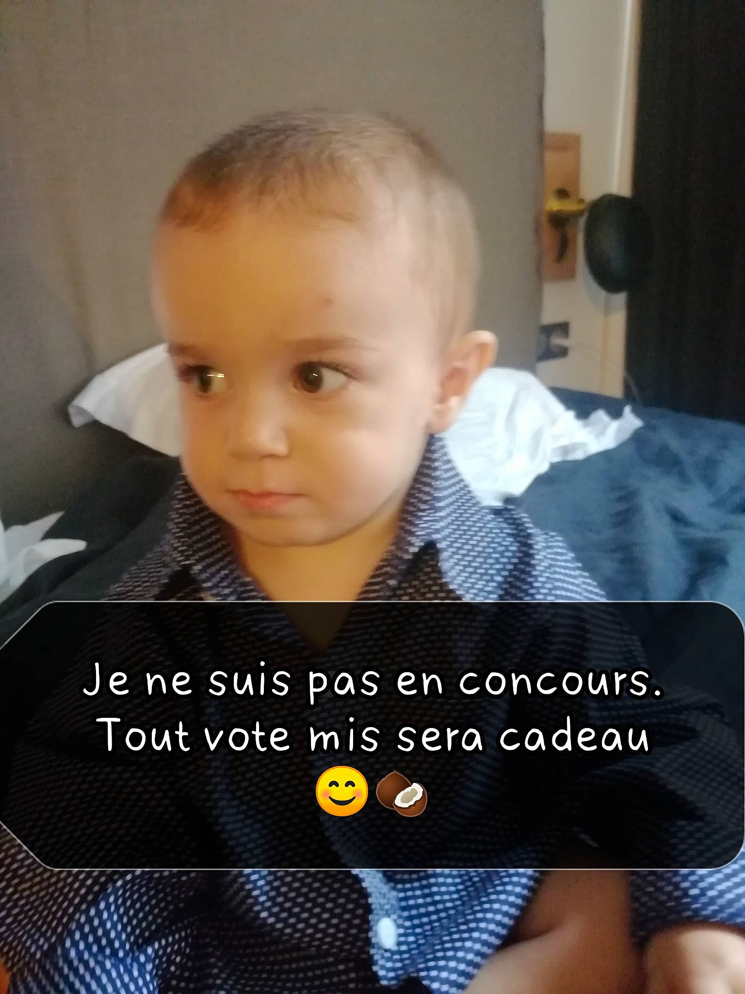 Milo a rejoint le concours — aidez-le/la à gagner de superbes lots ! arm, blond, child, chin, cloud, electric_blue, eyebrow, eyelash, finger, font, gadget, happy, iris, muscle, person, photo_caption, sitting, sleeve, t_shirt, thumb
