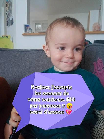 Milo a rejoint le concours — aidez-le/la à gagner de superbes lots ! baby, child, couch, electric_blue, eye, font, fun, hairstyle, happy, human_body, joy, person, photo_caption, picture_frame, product, purple, room, sitting, smile, t_shirt