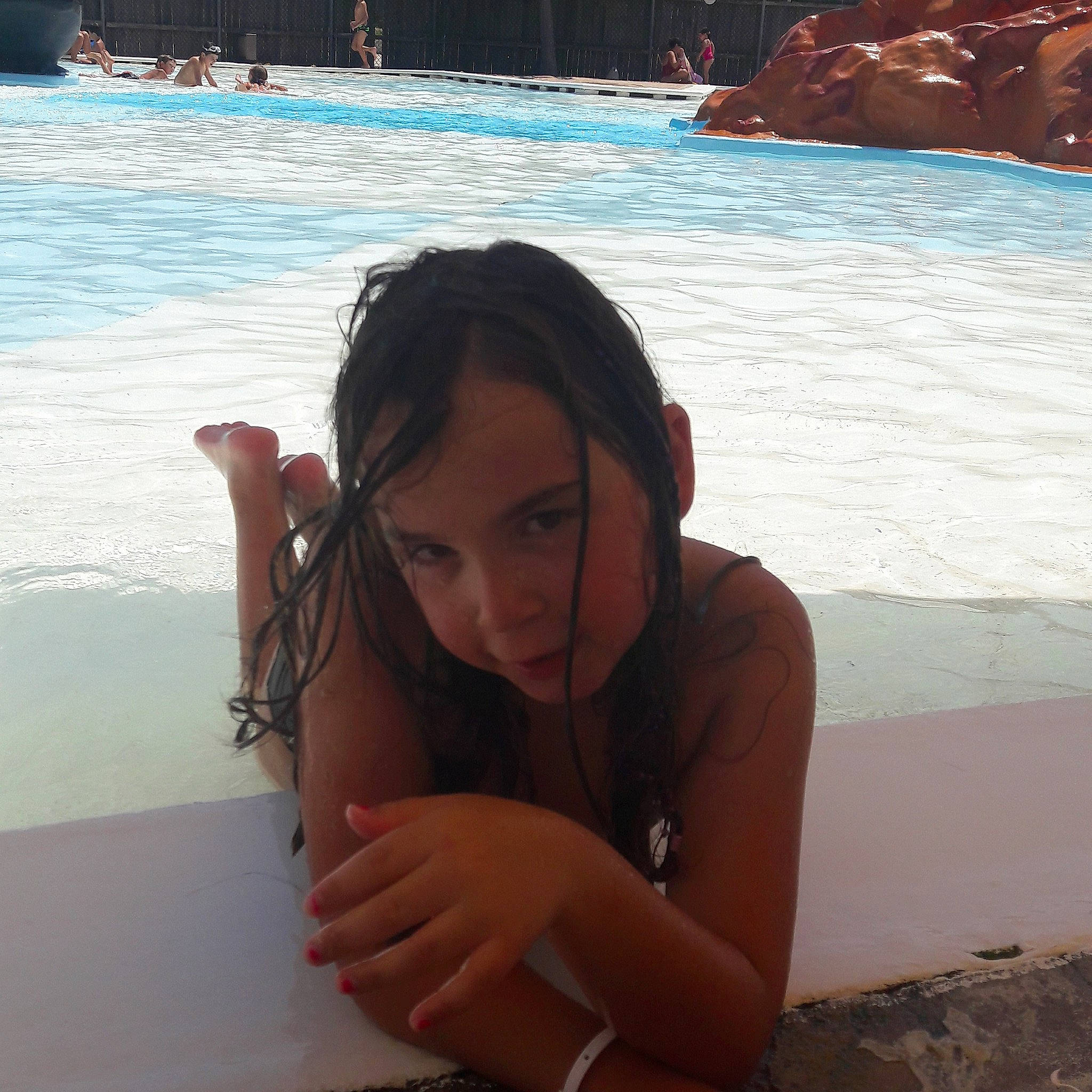 Alyzée participe au concours pour gagner de l'argent avec cette photo : beach, black_hair, brown_hair, fun, girl, leg, long_hair, neck, person, sand, sea, summer, sun_tanning, swimwear, vacation, water