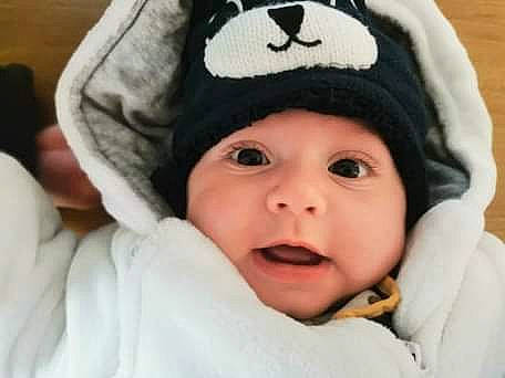 Alban participe au concours pour gagner de l'argent avec cette photo : baby, cap, cheek, child, chin, comfort, eye, eyebrow, face, happy, headgear, headwear, knit_cap, mouth, nose, person, skin, sleeve, smile, textile