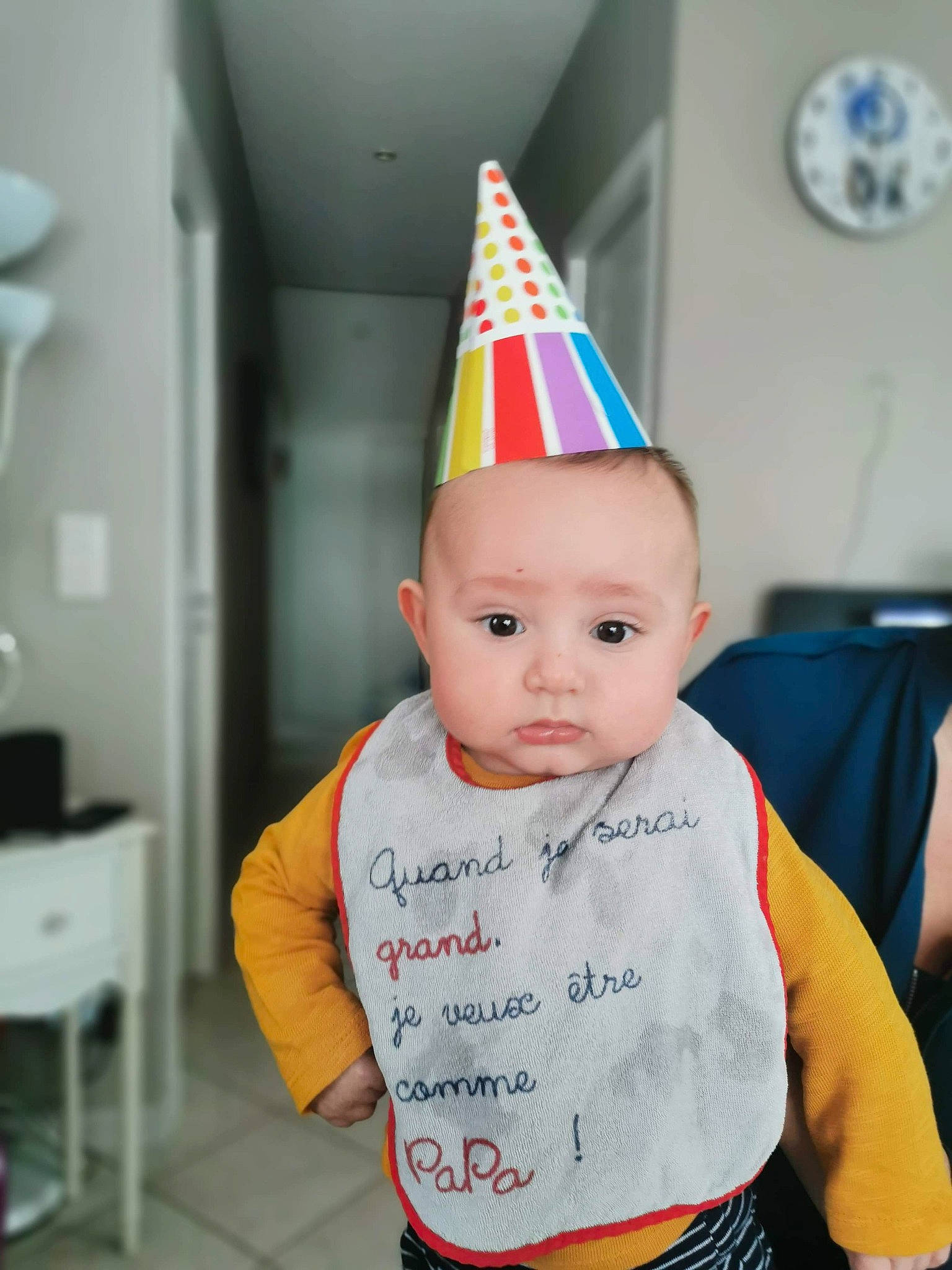 Alban a rejoint le concours — aidez-le/la à gagner de superbes lots ! baby, baby_toddler_clothing, birthday, cap, child, clock, cone, costume, costume_accessory, costume_hat, event, fashion_accessory, fun, happy, holiday, party_hat, party_supply, person, room, sleeve