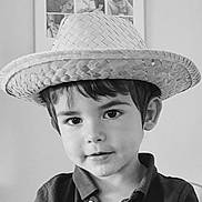 Nathan participe au concours pour gagner de l'argent avec cette photo : child, boy, hat, straw_hat, portrait, black_and_white, smile, drool, close_up, face, young, casual_clothing, indoor, collage, family_photos, background, cute, expression, headwear, person