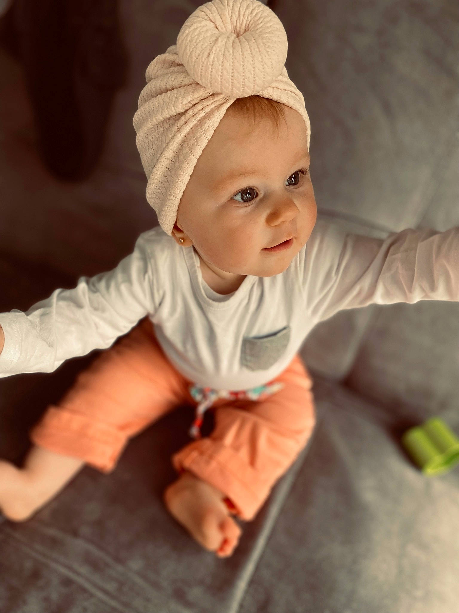 Giulianna a rejoint le concours — aidez-le/la à gagner de superbes lots ! baby, baby_toddler_clothing, cap, cheek, child, comfort, eye, flash_photography, flooring, gesture, happy, headgear, headwear, human_body, knit_cap, person, sitting, sleeve, thumb, toddler