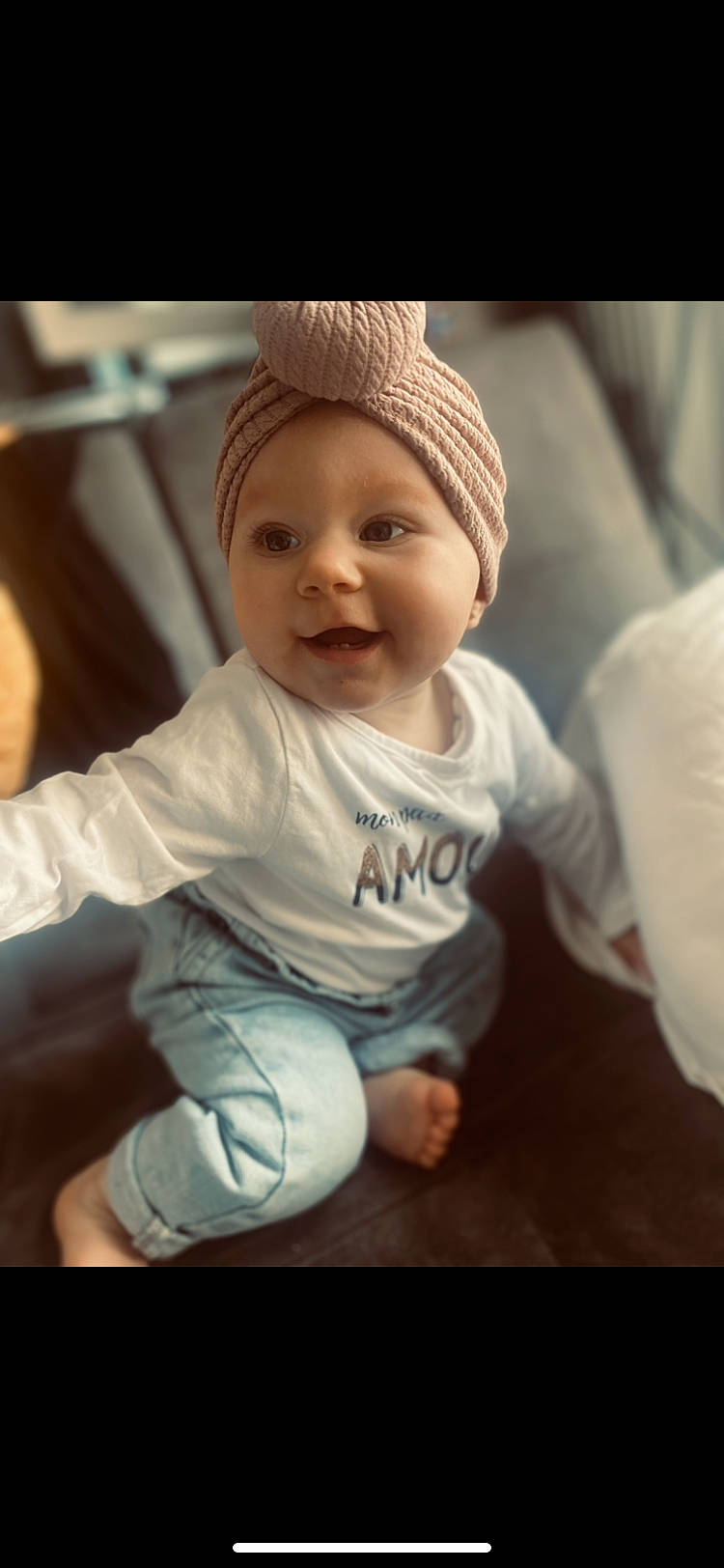 Giulianna participe au concours pour gagner de l'argent avec cette photo : baby, baby_toddler_clothing, cap, child, comfort, cool, fashion_accessory, finger, flash_photography, fun, happy, headwear, knit_cap, lip, nose, person, sitting, skin, sleeve, smile