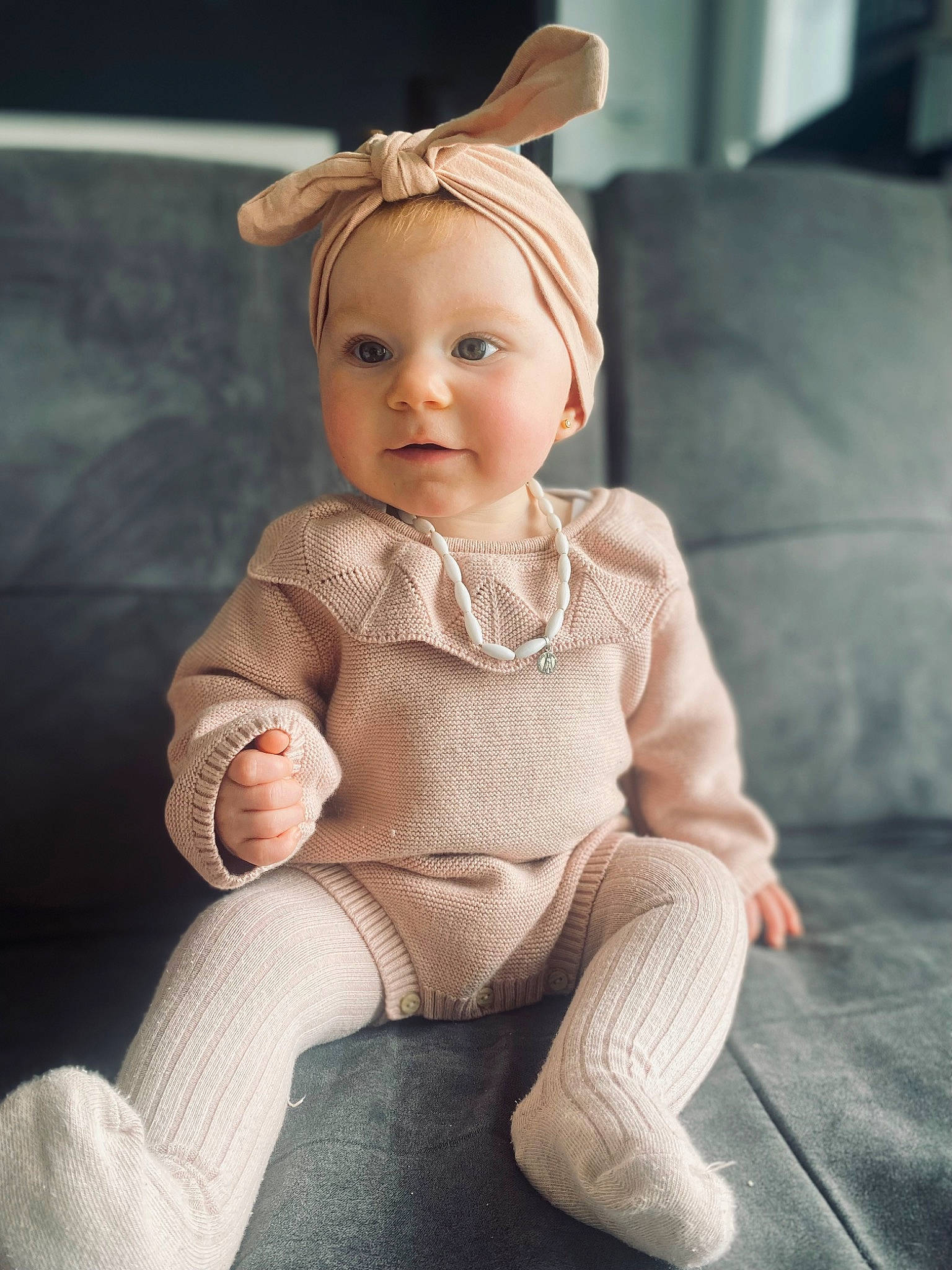 Giulianna participe au concours pour gagner de l'argent avec cette photo : baby_toddler_clothing, cheek, fashion_accessory, flash_photography, happy, head, headband, headpiece, human_leg, jewellery, knee, lip, person, pink, sitting, skin, sleeve, smile, textile, toddler