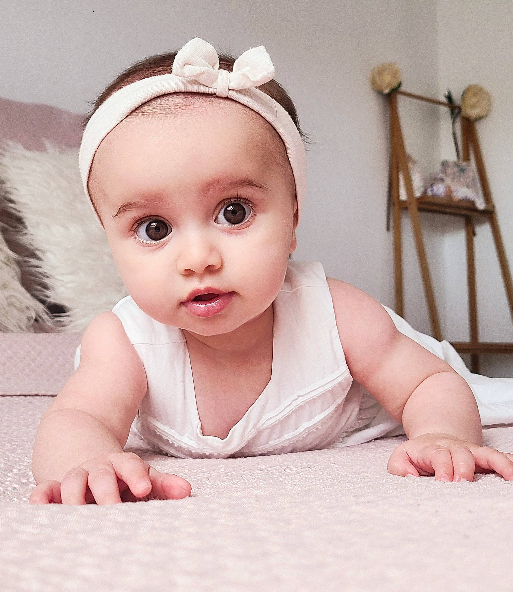 Eléna participe au concours pour gagner de l'argent avec cette photo : baby, baby_toddler_clothing, cheek, chin, comfort, eye, face, facial_expression, flash_photography, flooring, fun, happy, headpiece, iris, lip, person, pink, skin, textile, toddler