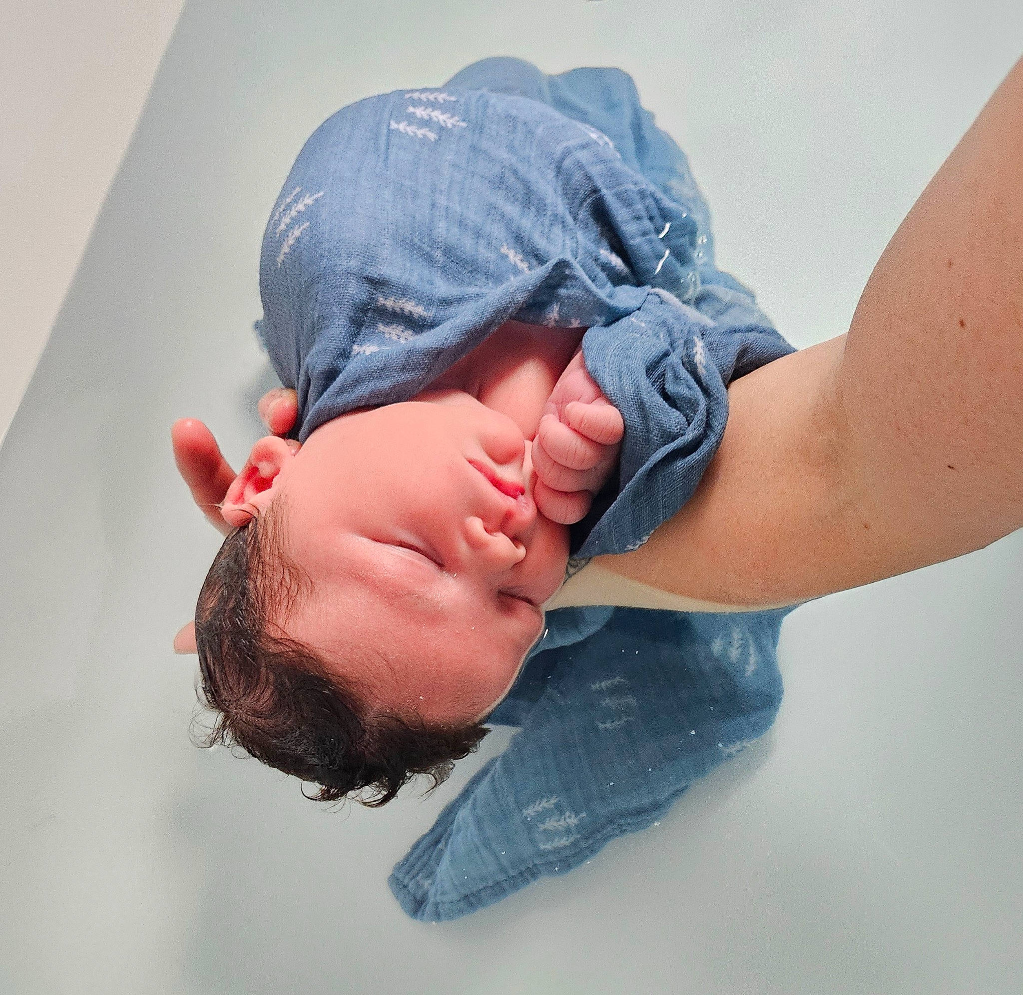 Juliann a rejoint le concours — aidez-le/la à gagner de superbes lots ! arm, cap, child, comfort, denim, elbow, finger, gesture, hand, happy, hat, human_body, joint, knee, leg, muscle, neck, person, shoulder, skin