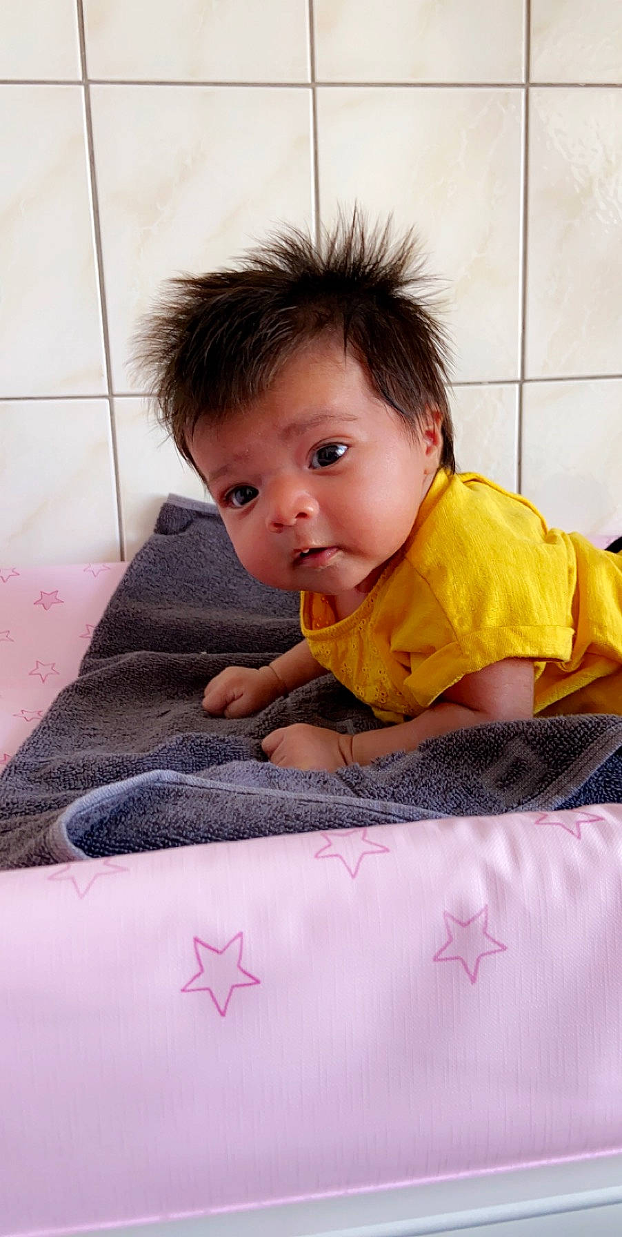 Leïna a rejoint le concours — aidez-le/la à gagner de superbes lots ! baby, cheek, child, eye, forehead, nose, person, pink, play, skin, toddler, yellow