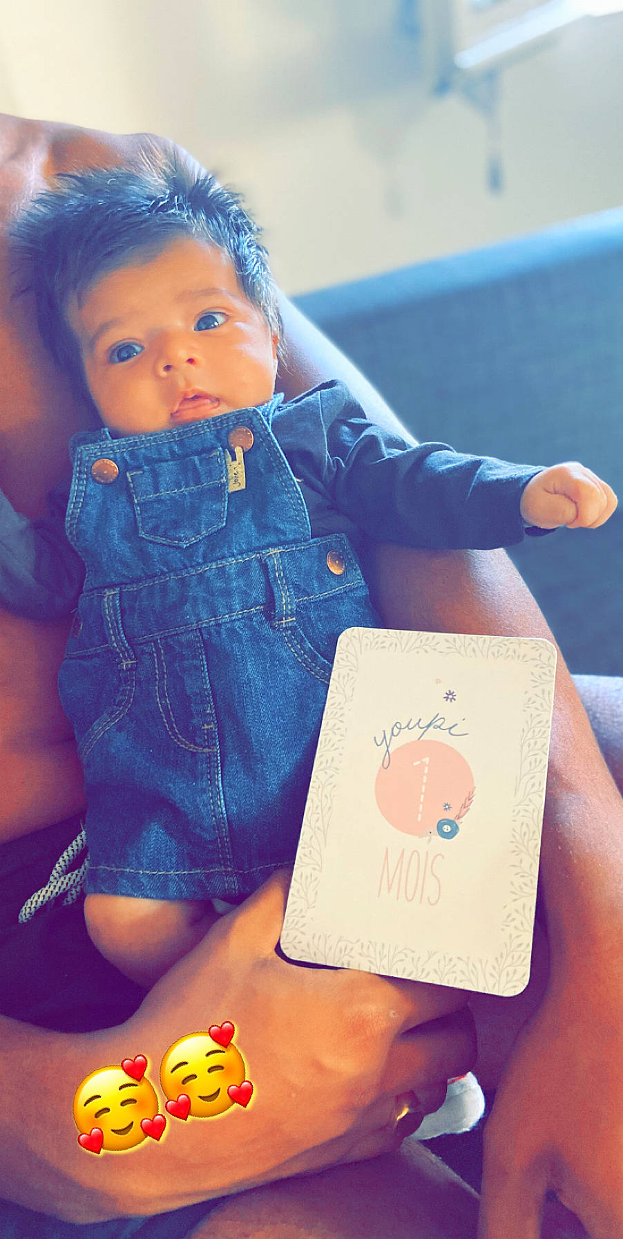 Leïna participe au concours pour gagner de l'argent avec cette photo : child, denim, finger, hand, jeans, person, play, toddler