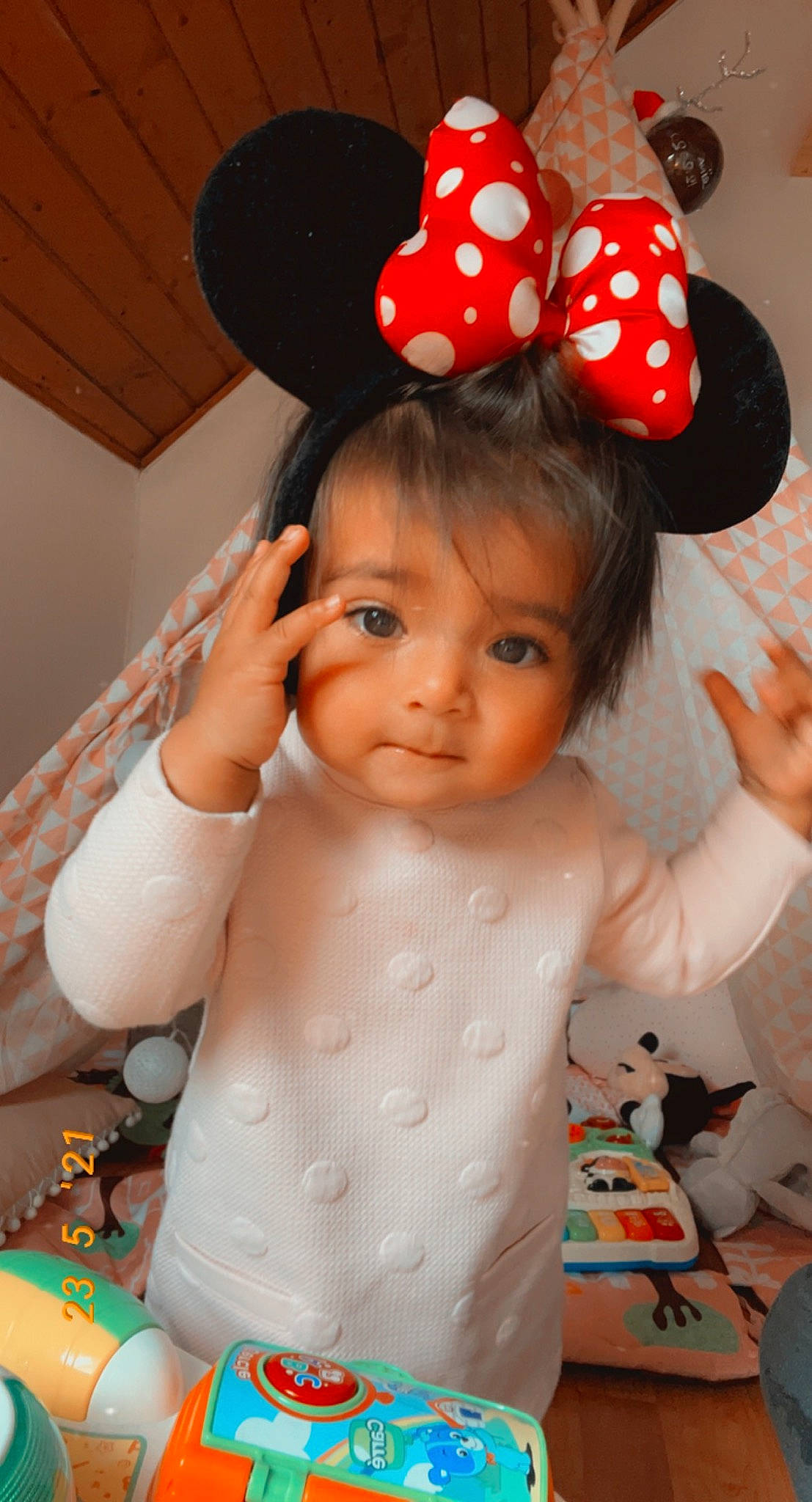 Leïna participe au concours pour gagner de l'argent avec cette photo : baby, baby_toddler_clothing, cheek, eyelash, facial_expression, finger, gesture, hairstyle, happy, headgear, lip, neck, orange, person, pink, product, skin, sleeve, textile, toddler