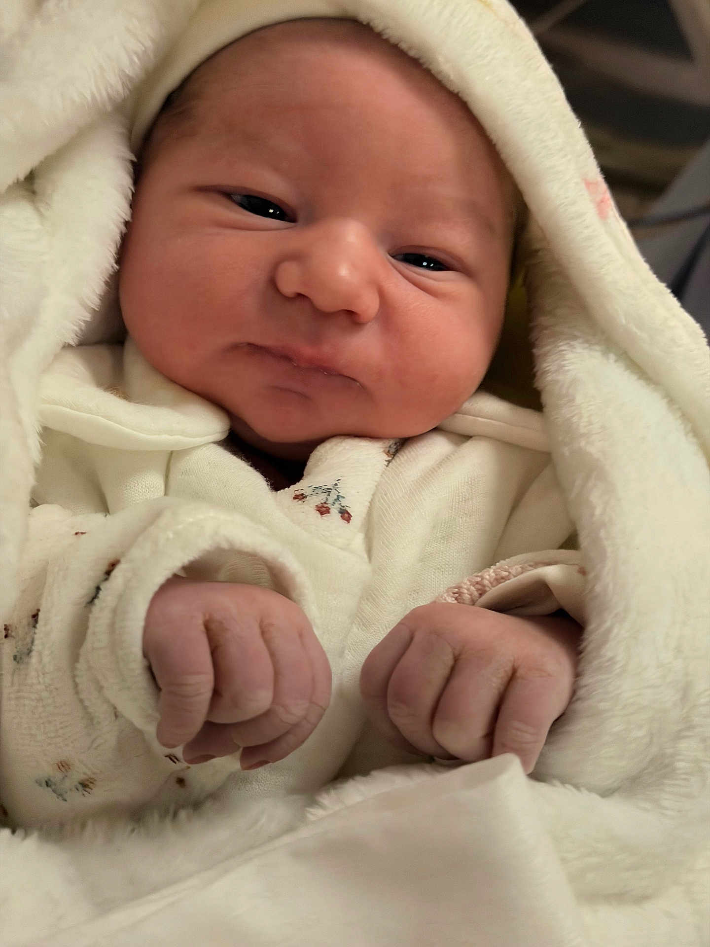 Aria a rejoint le concours — aidez-le/la à gagner de superbes lots ! baby, newborn, infant, blanket, clothing, face, hands, fist, soft, warm, cute, child, wrapped, sleepwear, portrait, indoor, human, skin, young, cozy