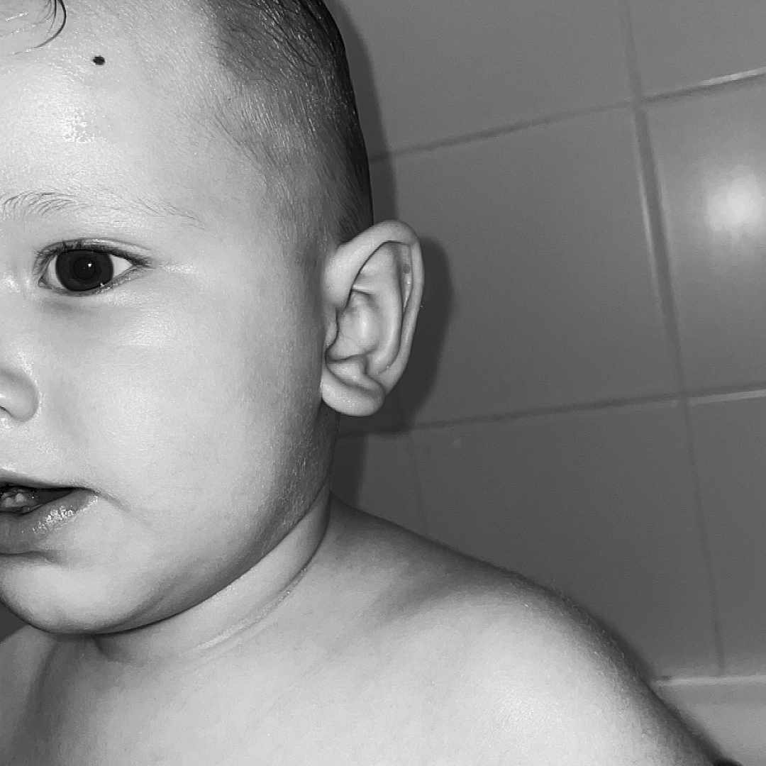 Tiago participe au concours pour gagner de l'argent avec cette photo : baby, back, bathing, bathtub, bodypart, face, finger, hand, happy, head, indoors, mouth, neck, person, photography, portrait, skin, smile, teeth, tub