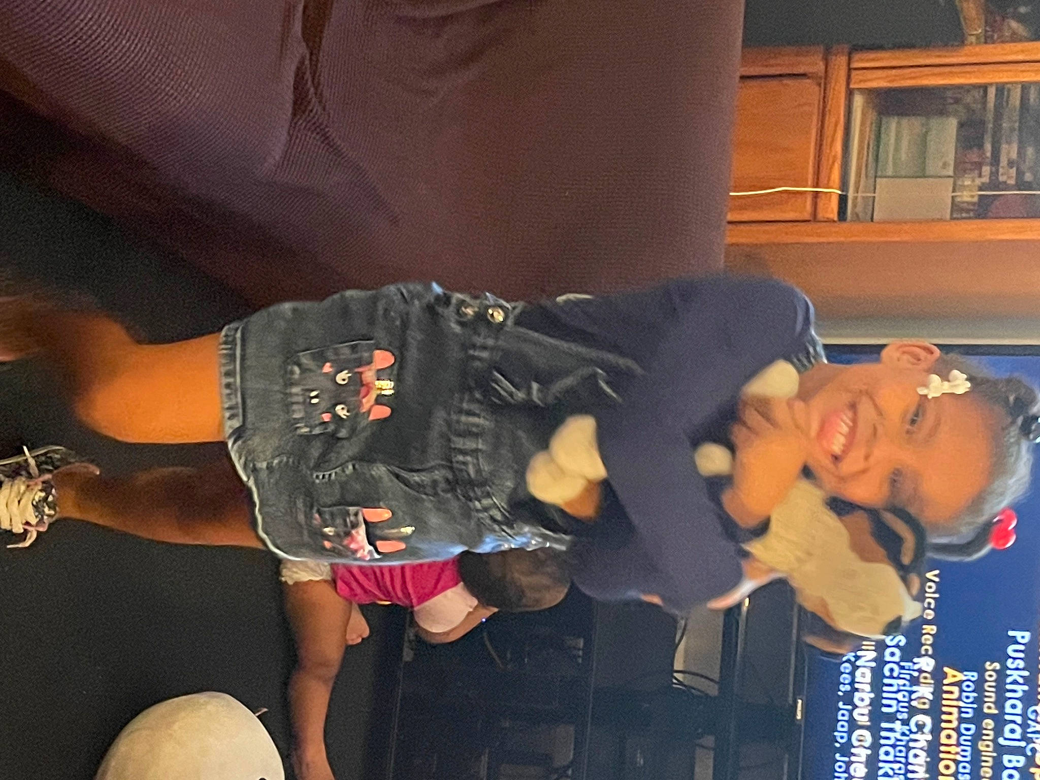 Zyleigha is registered to the contest to win money with this photo: abdomen, chest, elbow, event, flash_photography, fun, hat, human_leg, joy, knee, lap, leg, mouth, person, shorts, smile, sportswear, t_shirt, thigh, trunk