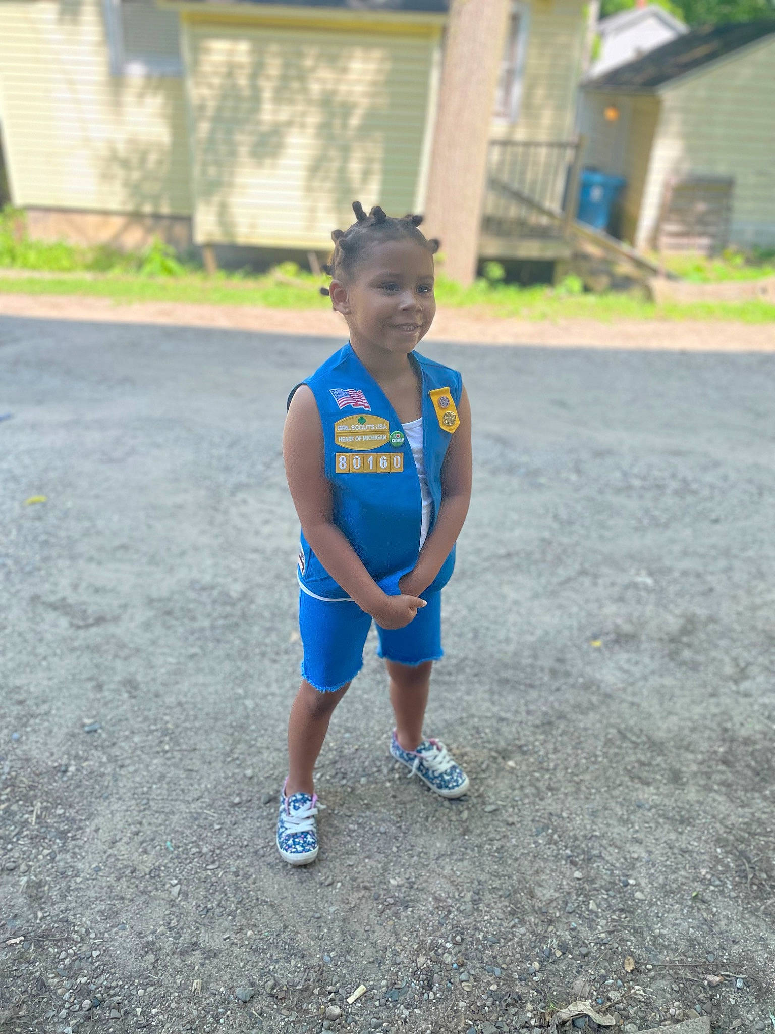 Zyleigha is registered to the contest to win money with this photo: asphalt, athlete, electric_blue, grass, happy, human_leg, leg, leisure, person, personal_protective_equipment, plant, recreation, road, road_surface, running, shorts, sleeveless_shirt, sportswear, t_shirt, thigh