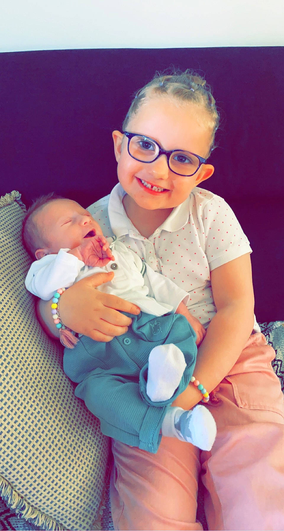 Luna a rejoint le concours — aidez-le/la à gagner de superbes lots ! arm, baby, cheek, comfort, eye, face, facial_expression, finger, gesture, glasses, hairstyle, hand, happy, human, human_body, interaction, joy, person, product, skin