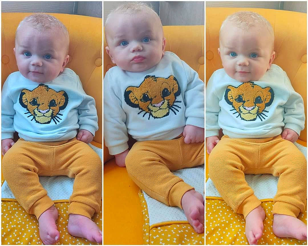 Milo a rejoint le concours — aidez-le/la à gagner de superbes lots ! baby, baby_toddler_clothing, cheek, child, collar, comfort, happy, pattern, person, photo_caption, photograph, portrait, portrait_photography, rectangle, shorts, sitting, sleeve, smile, t_shirt, toddler