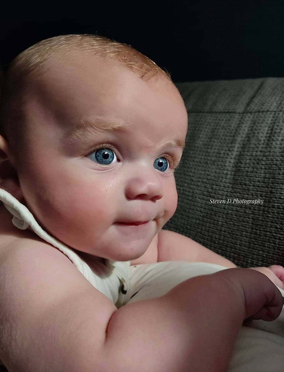 Milo participe au concours pour gagner de l'argent avec cette photo : baby, baby_toddler_clothing, cheek, chest, comfort, elbow, eyelash, flash_photography, fun, happy, iris, lip, mouth, nail, nose, person, shoulder, skin, thumb, toddler