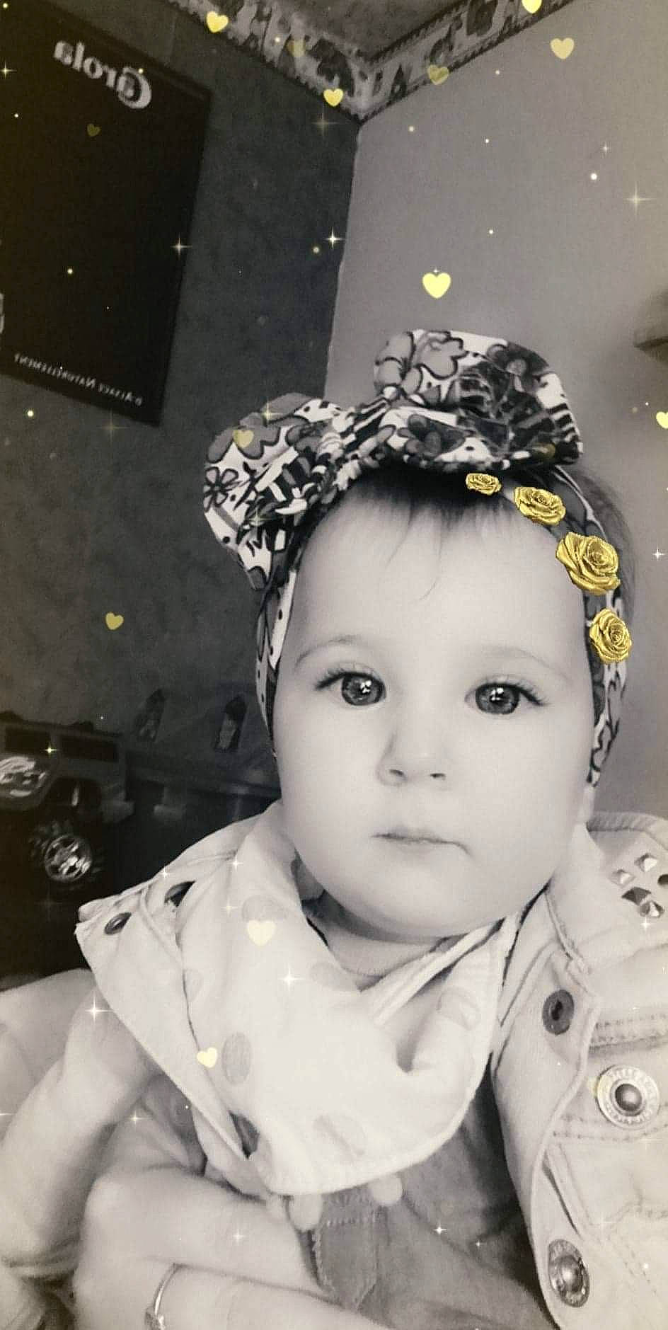 Lola participe au concours pour gagner de l'argent avec cette photo : black_and_white, child, child_model, fashion_accessory, hair_accessory, headgear, headpiece, monochrome, person, photograph, photography, smile, toddler