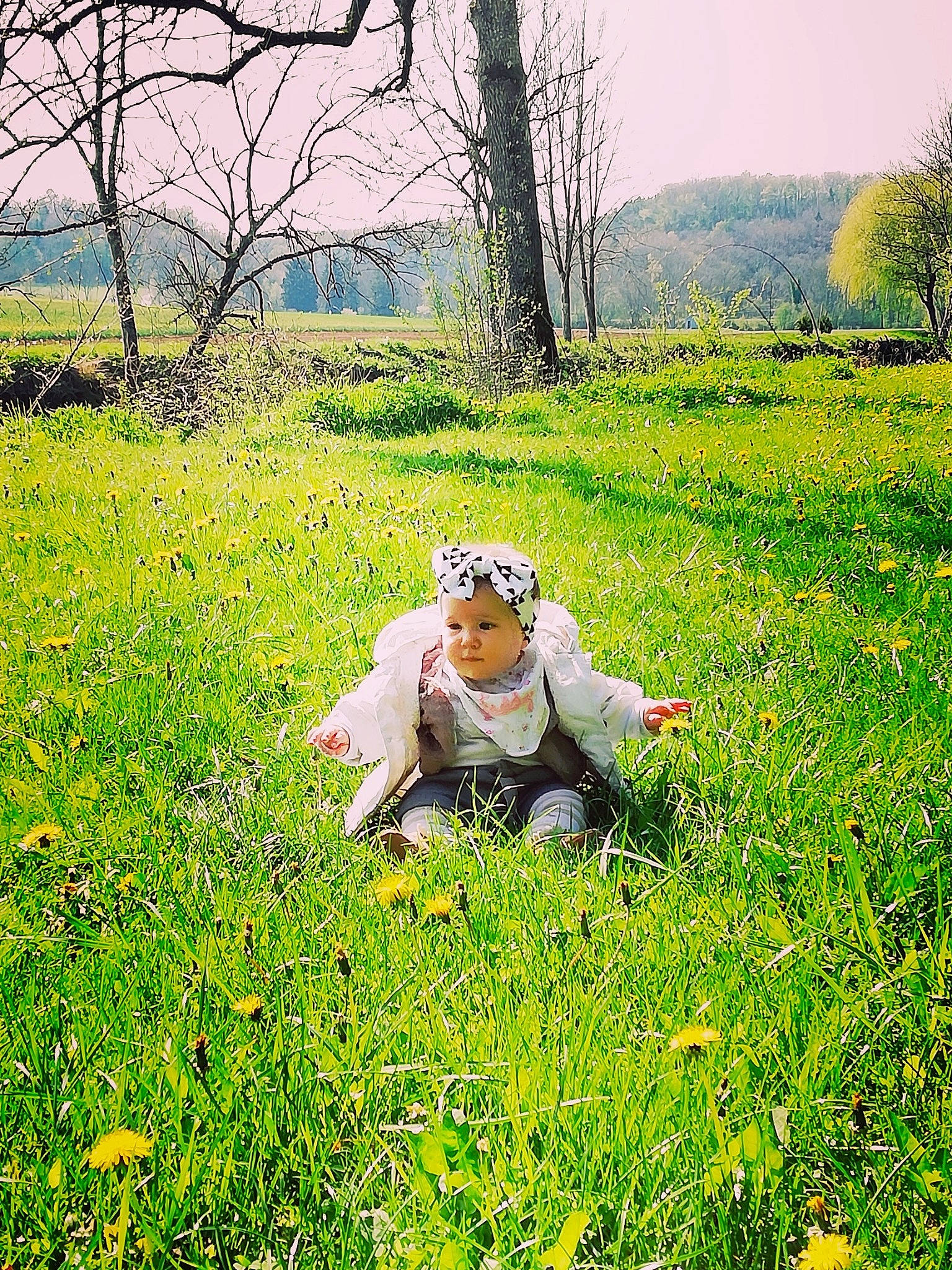 Lola participe au concours pour gagner de l'argent avec cette photo : field, flower, grass, grass_family, grassland, happy, headwear, landscape, meadow, natural_environment, natural_landscape, pasture, people_in_nature, person, plant, plant_community, prairie, soil, spring, tree