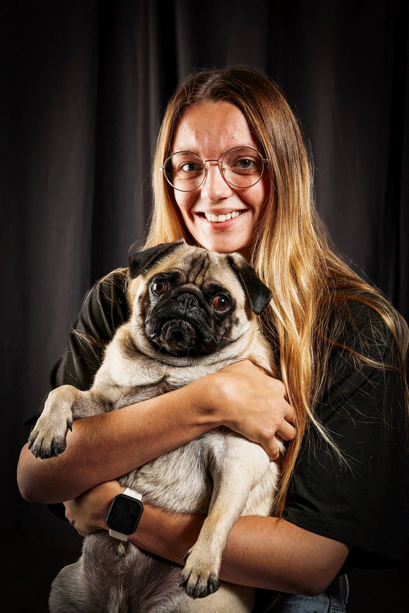 Titou participe au concours pour gagner de l'argent avec cette photo : camera_lens, carnivore, companion_dog, dog, dog_breed, eyewear, fawn, flash_photography, hand, happy, mammal, pug, reflex_camera, skin, smile, snout, sporting_group, toy_dog, watch, wrinkle