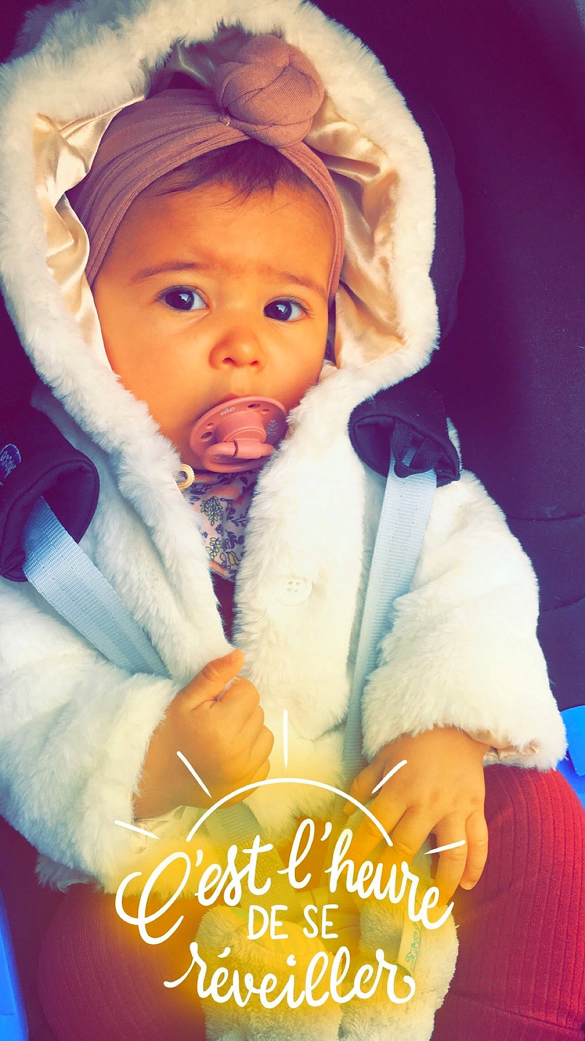 Camélia participe au concours pour gagner de l'argent avec cette photo : child, fur, fur_clothing, happy, person, photo_caption, photography, smile, toddler