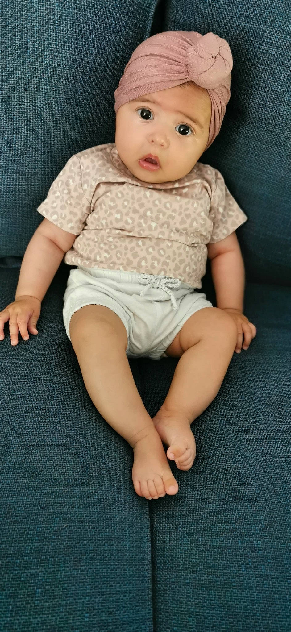 Camélia a rejoint le concours — aidez-le/la à gagner de superbes lots ! baby, baby_toddler_clothing, barefoot, cheek, child, child_model, headwear, leg, person, pink, sitting, skin, surprise, toddler