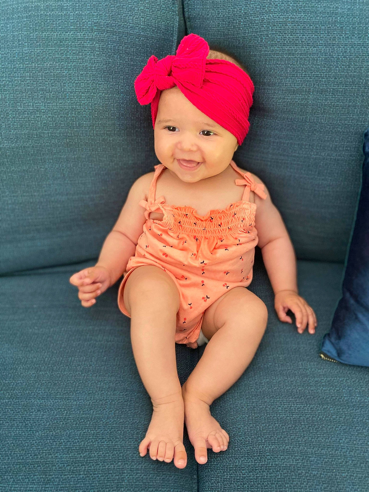 Camélia participe au concours pour gagner de l'argent avec cette photo : baby, baby_products, baby_toddler_clothing, child, child_model, clothing, fashion_accessory, hair_accessory, head, headband, headgear, headwear, leg, pattern, person, pink, product, sitting, skin, toddler