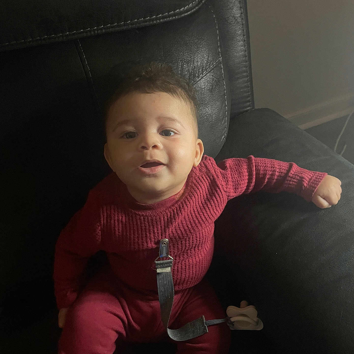 Koenig is registered to the contest to win money with this photo: baby, bodypart, clothing, couch, cushion, face, finger, furniture, hand, happy, head, homedecor, knitwear, pants, person, photography, portrait, sitting, smile, sweater