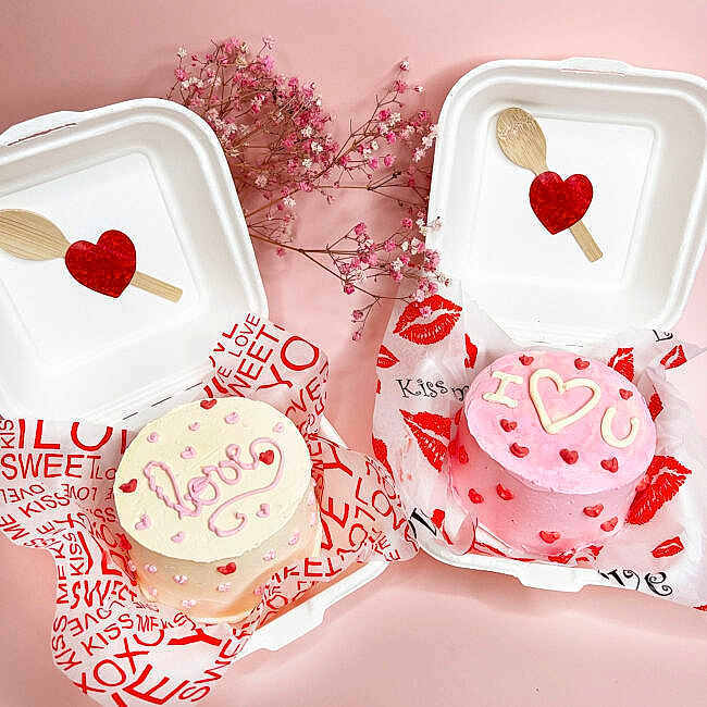 Bouchra participe au concours pour gagner de l'argent avec cette photo : carmine, cup, design, dishware, drinkware, event, font, heart, holiday, linens, pattern, petal, pink, product, rectangle, red, serveware, sweetness, tableware, textile