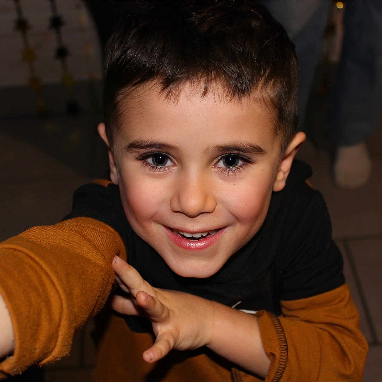 Jules a rejoint le concours — aidez-le/la à gagner de superbes lots ! adult, bodypart, boy, child, clothing, face, finger, hand, happy, head, knitwear, male, man, nail, person, photography, portrait, smile, sweater, wrist