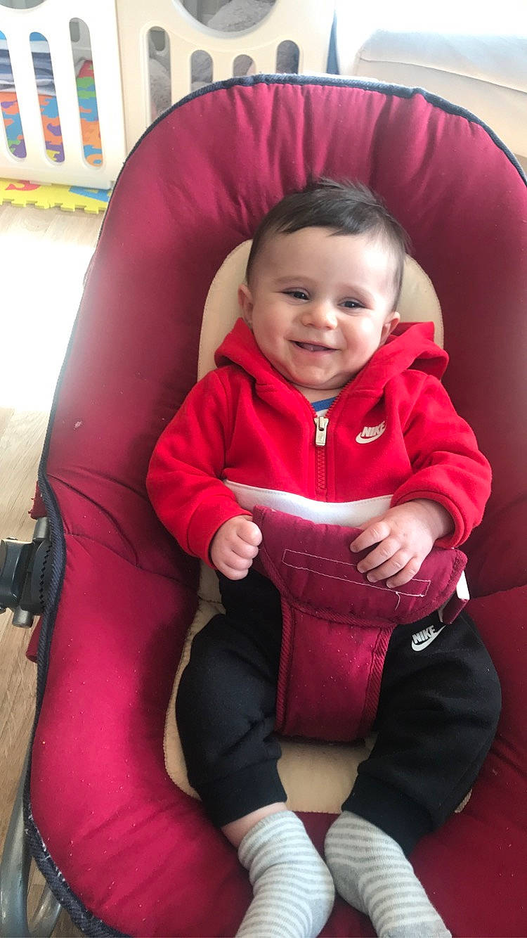 Jules participe au concours pour gagner de l'argent avec cette photo : baby, baby_toddler_clothing, cheek, clothing, comfort, face, finger, happy, head, human_body, joy, lap, magenta, person, pink, purple, red, skin, sleeve, smile