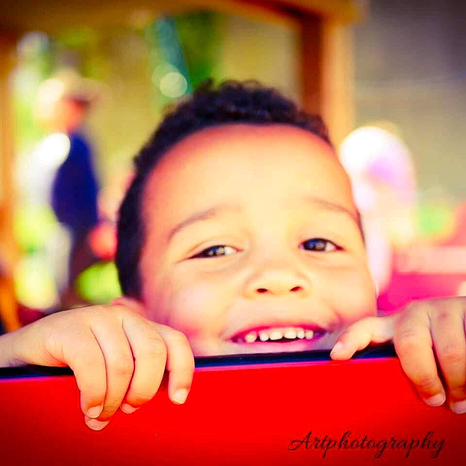 Ryan participe au concours pour gagner de l'argent avec cette photo : baby, cheek, child, face, facial_expression, finger, forehead, fun, hand, happy, head, laugh, lip, mouth, nose, person, photography, skin, smile, toddler