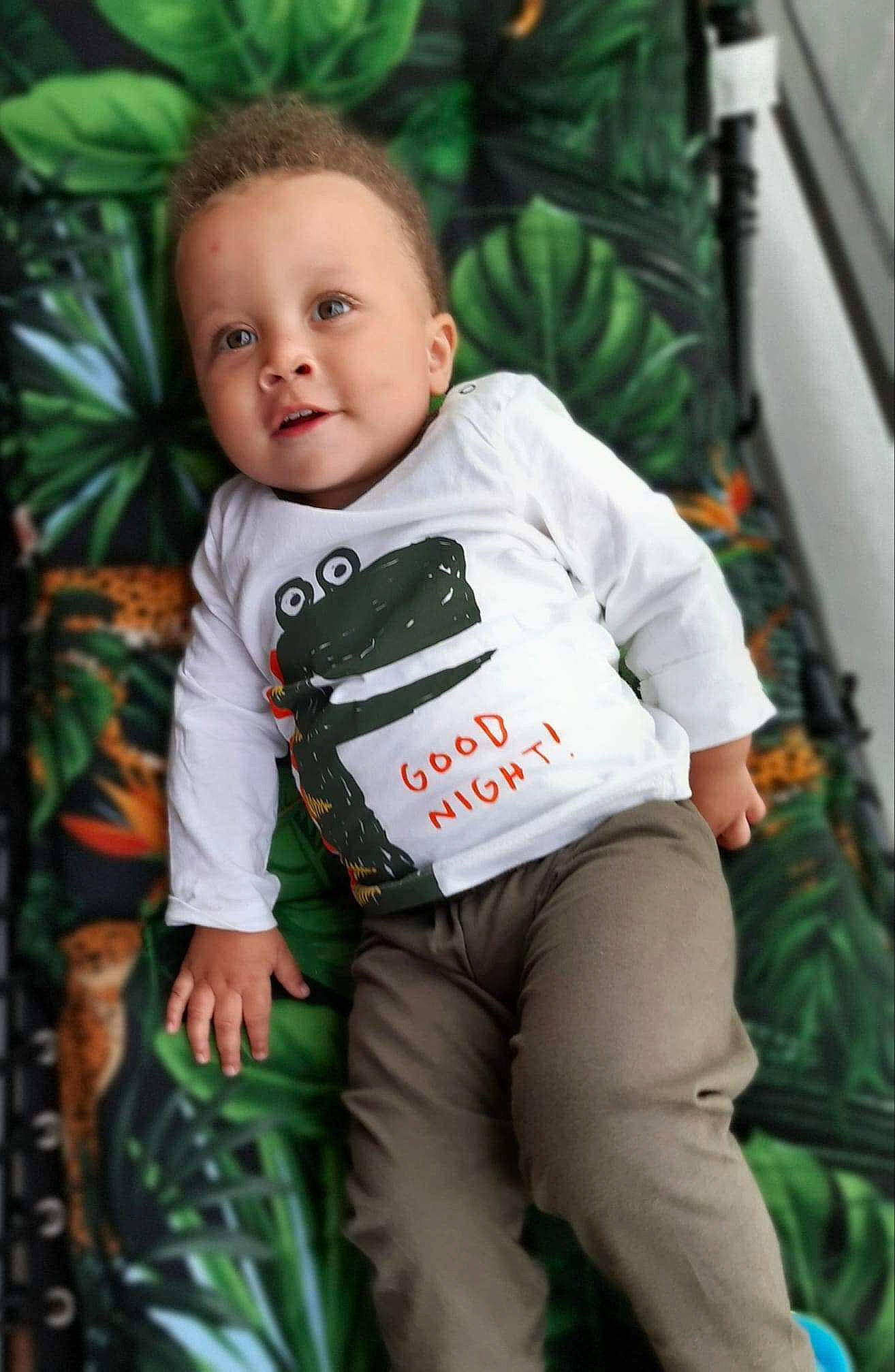 Axel participe au concours pour gagner de l'argent avec cette photo : baby, baby_products, baby_toddler_clothing, child, child_model, christmas, green, person, sleeve, smile, t_shirt, toddler, tree
