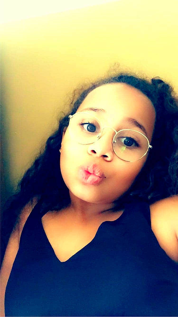 Samira a rejoint le concours — aidez-le/la à gagner de superbes lots ! beauty, black_hair, cheek, chin, ear, eye, eyebrow, face, forehead, fun, hair, hairstyle, head, lip, long_hair, nose, person, photography, selfie, skin