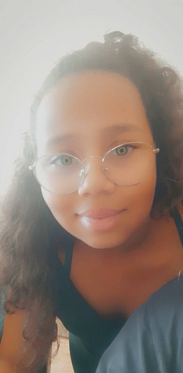 Samira a rejoint le concours — aidez-le/la à gagner de superbes lots ! beauty, black_hair, cheek, chin, eye, eyebrow, eyelash, face, forehead, hair, hairstyle, head, jaw, joy, lip, long_hair, nose, person, photography, selfie