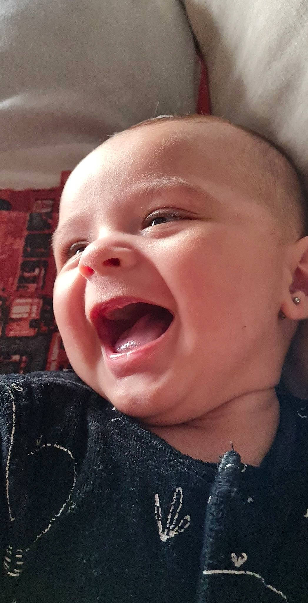 Maylone participe au concours pour gagner de l'argent avec cette photo : baby, baby_laughing, cheek, chin, ear, flash_photography, fun, gesture, happy, iris, jaw, lip, mouth, nose, person, pink, skin, smile, toddler, tongue