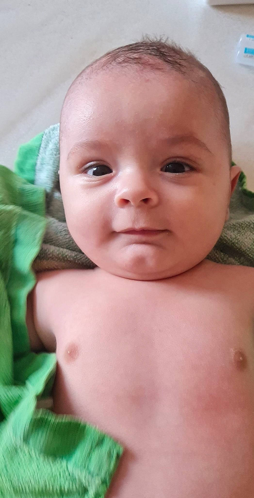 Maylone a rejoint le concours — aidez-le/la à gagner de superbes lots ! baby, baby_products, baby_toddler_clothing, beauty, cheek, chest, child, close_up, eyelash, happy, iris, lip, no_expression, nose, pattern, person, skin, throat, thumb, toddler