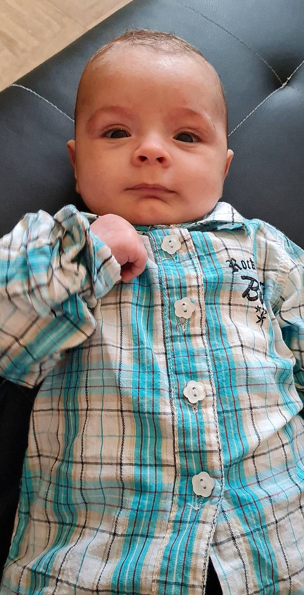 Maylone participe au concours pour gagner de l'argent avec cette photo : baby, baby_toddler_clothing, cheek, child, collar, comfort, design, dress_shirt, face, linens, lip, outerwear, pattern, person, plaid, skin, sleeve, t_shirt, tartan, textile