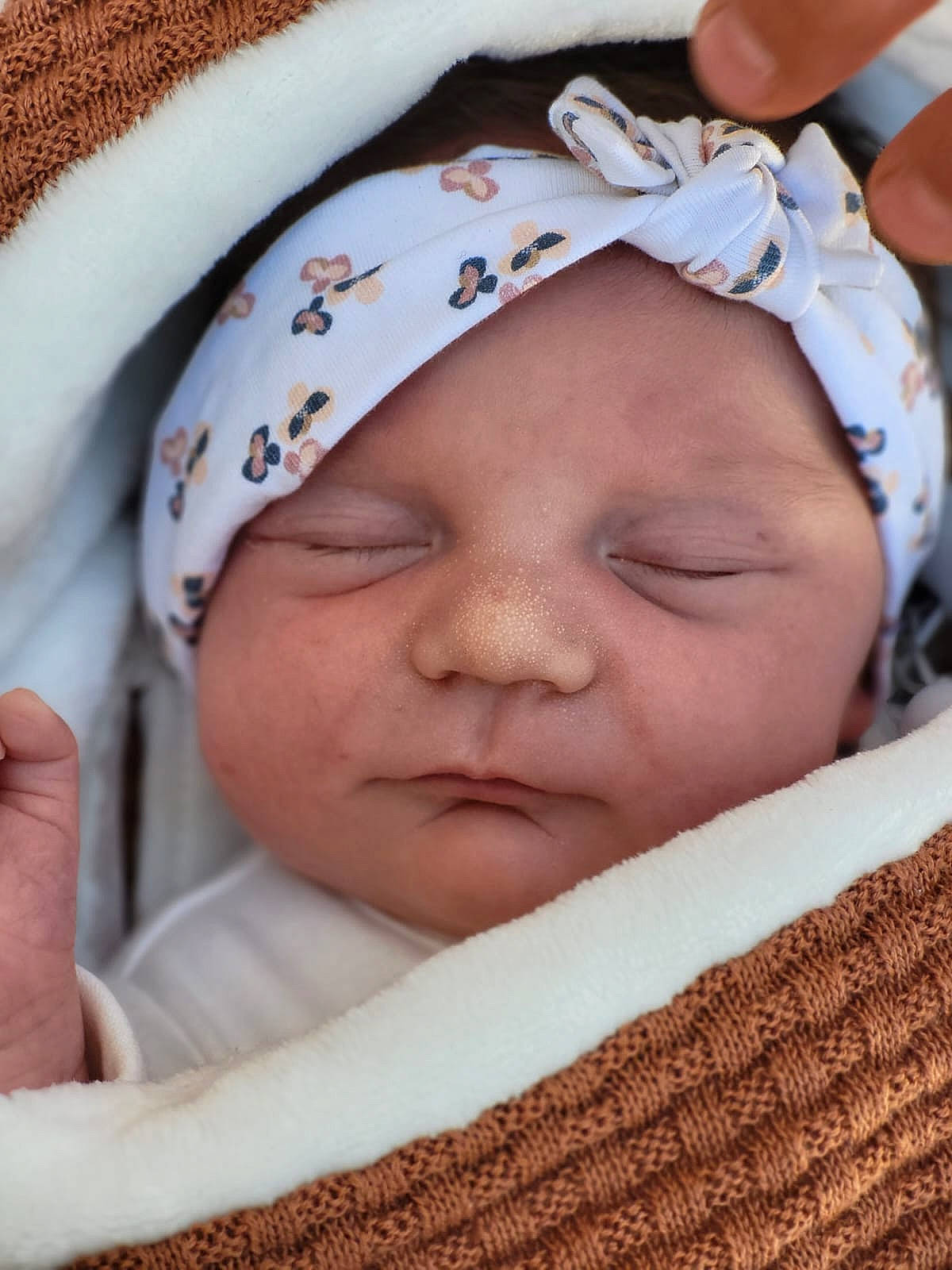 Rose a rejoint le concours — aidez-le/la à gagner de superbes lots ! baby, baby_sleeping, cheek, child, chin, comfort, eyebrow, face, facial_expression, finger, grass, happy, headwear, lip, mammal, mouth, nose, person, pink, skin
