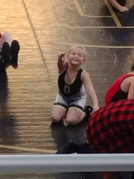 Leightynn is registered to the contest to win money with this photo: blurred, competition_event, entertainment, event, fun, human_leg, joy, knee, leisure, net, person, physical_fitness, plaid, recreation, shorts, sitting, smile, sports, sports_equipment, sportswear